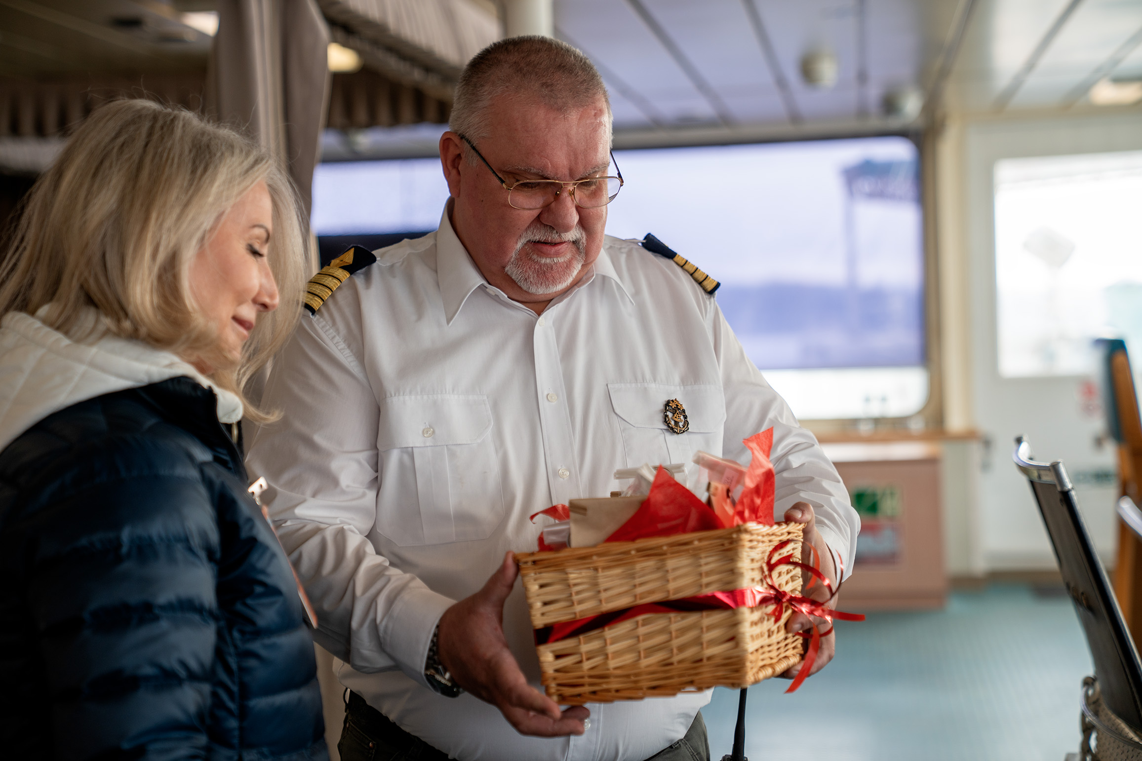 La PDG de l'APM Julie Gascon remet un cadeau au capitaine Andrejs Kuharenoks