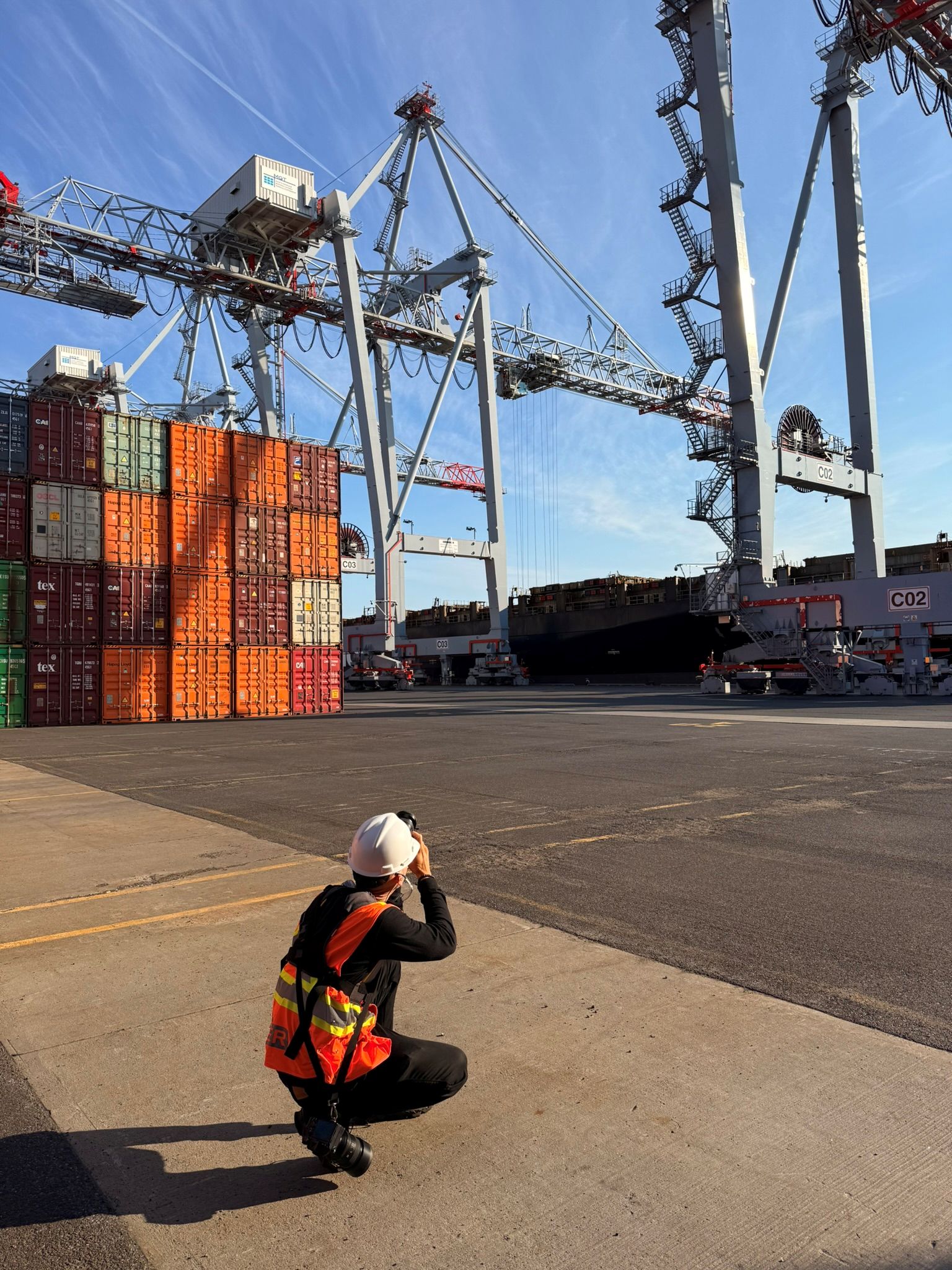 Photographe sur un terminal du Port de Montréal