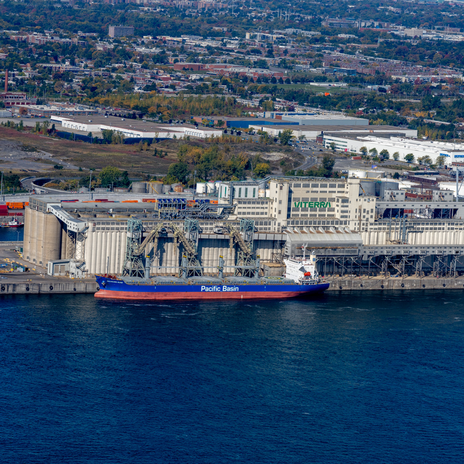 le terminal céréalier du Port de Montréal et un vraquier