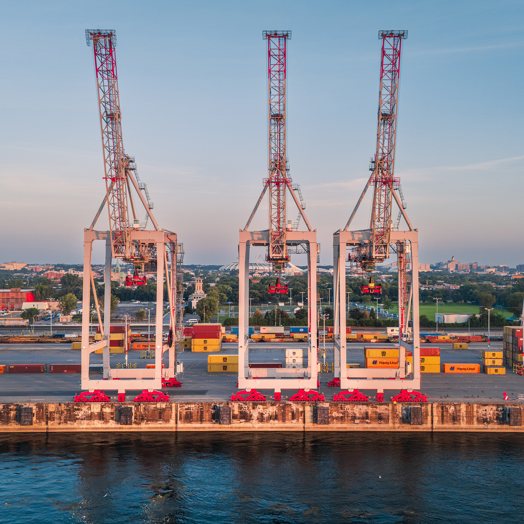 Trois grues portiques sur un terminal à conteneurs