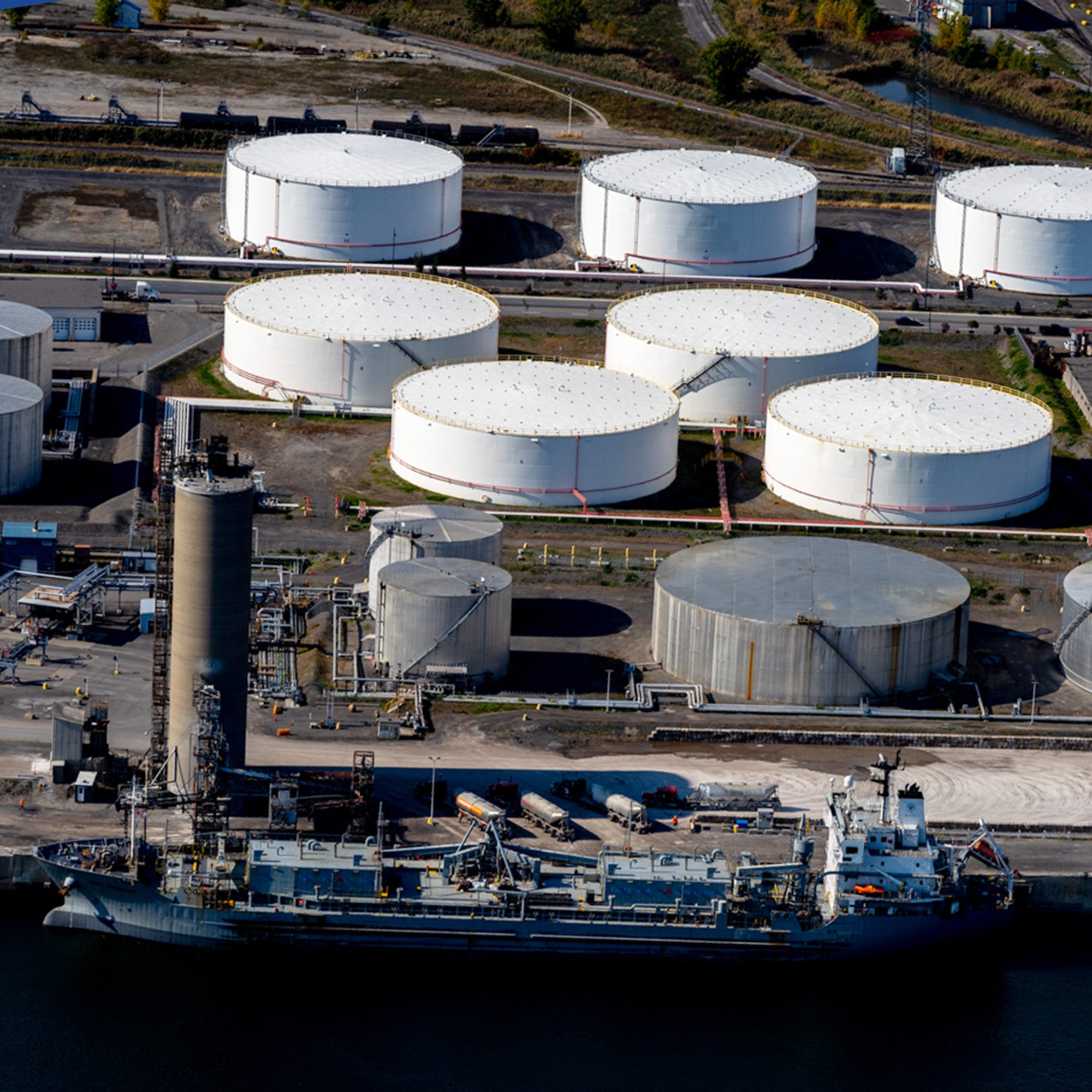 Navire pétrolier et réservoirs