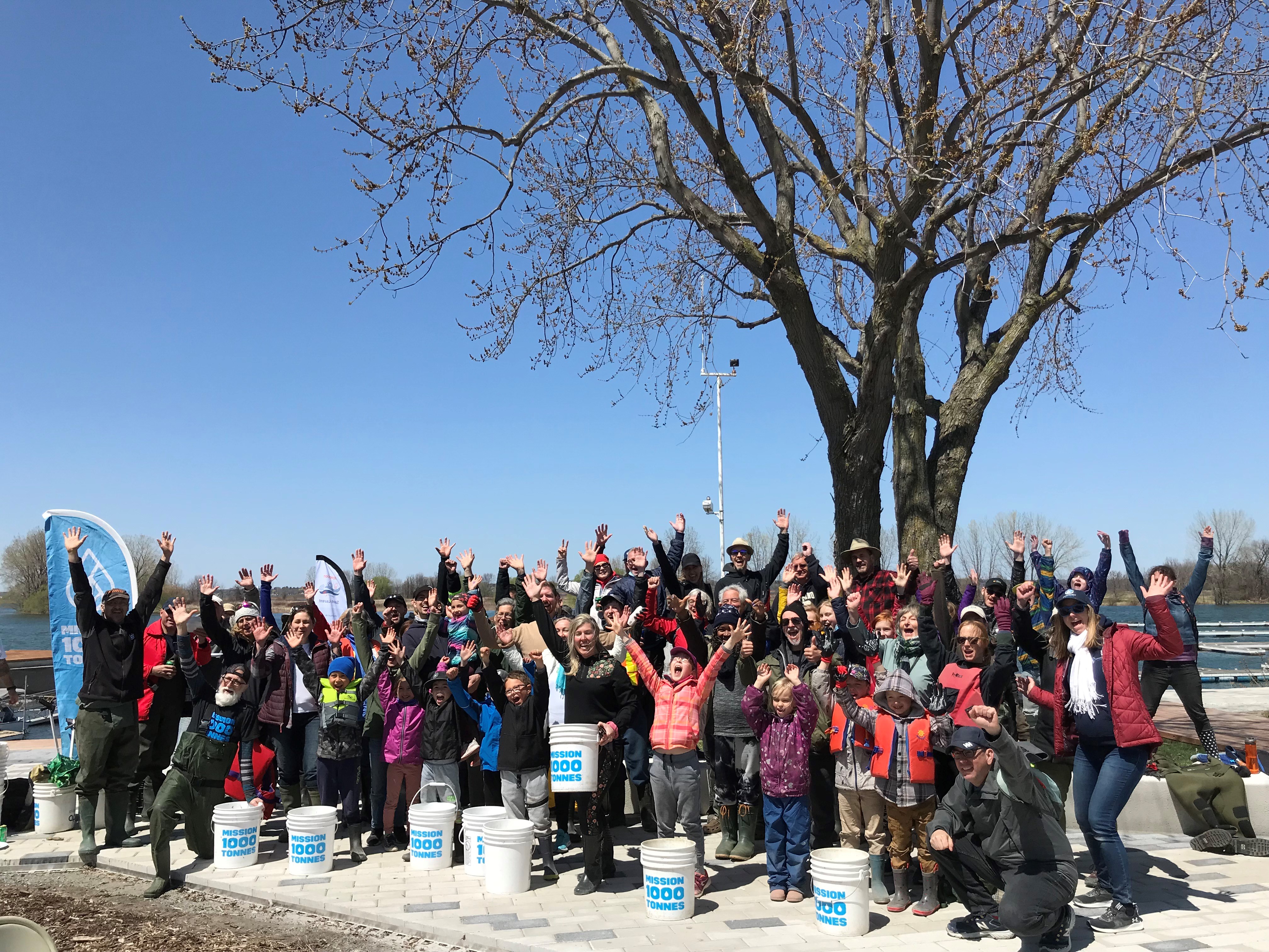 Groupe de citoyens au nettoyage des berges