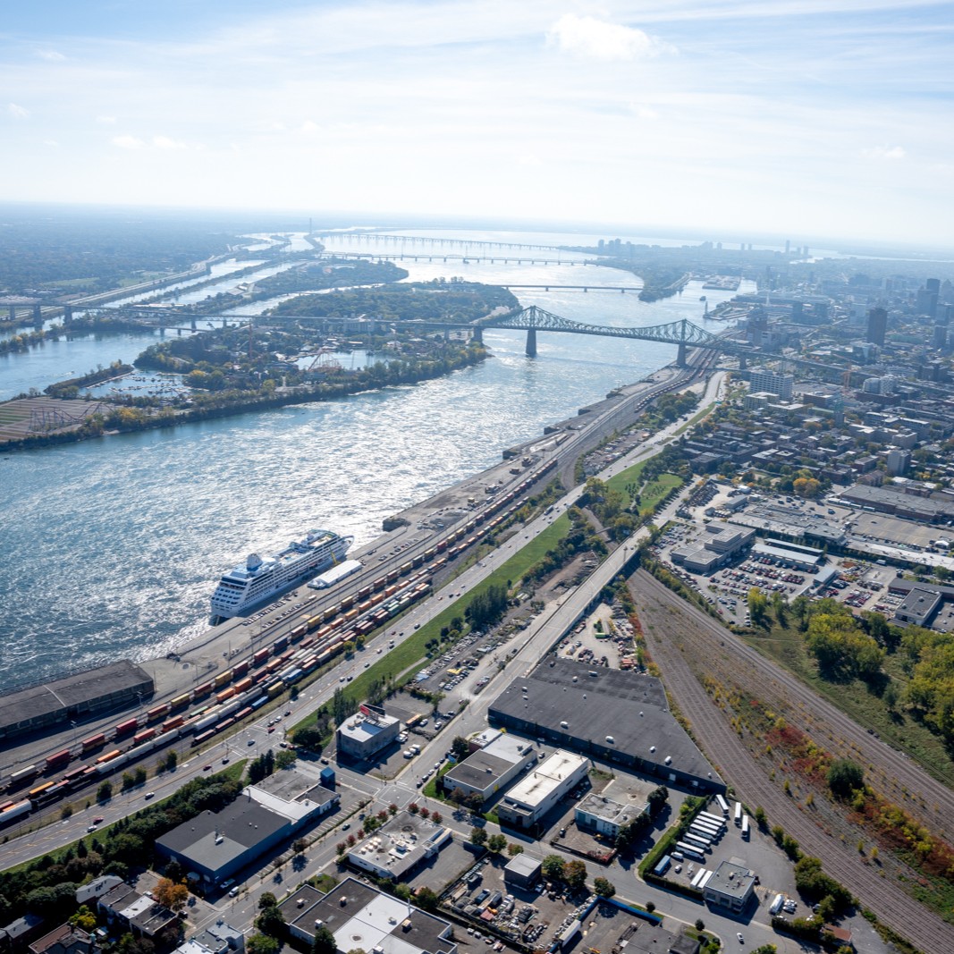 Vue aérienne de Montréal, d'un navire de croisière et du pont Jacques-Cartier