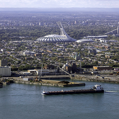 Navire sur le fleuve devant Montréal