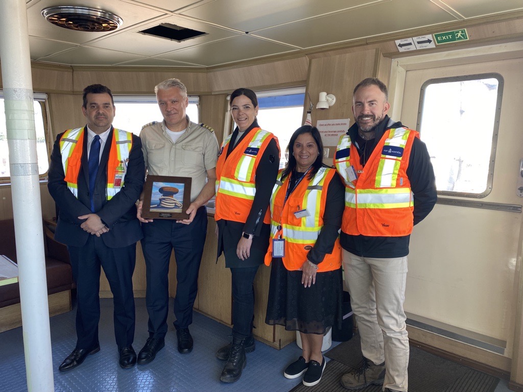 Remise du bollard au capitaine du Paranagua