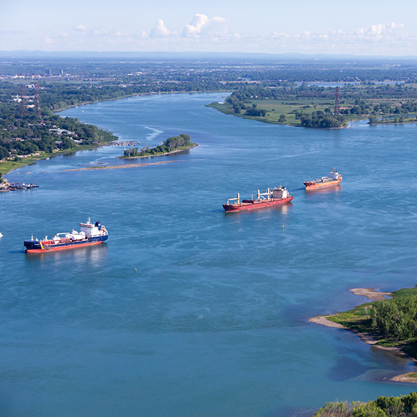 Navires sur le fleuve