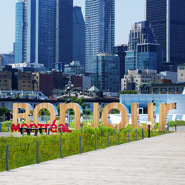 Signe Bonjour Montréal au Grand Quai