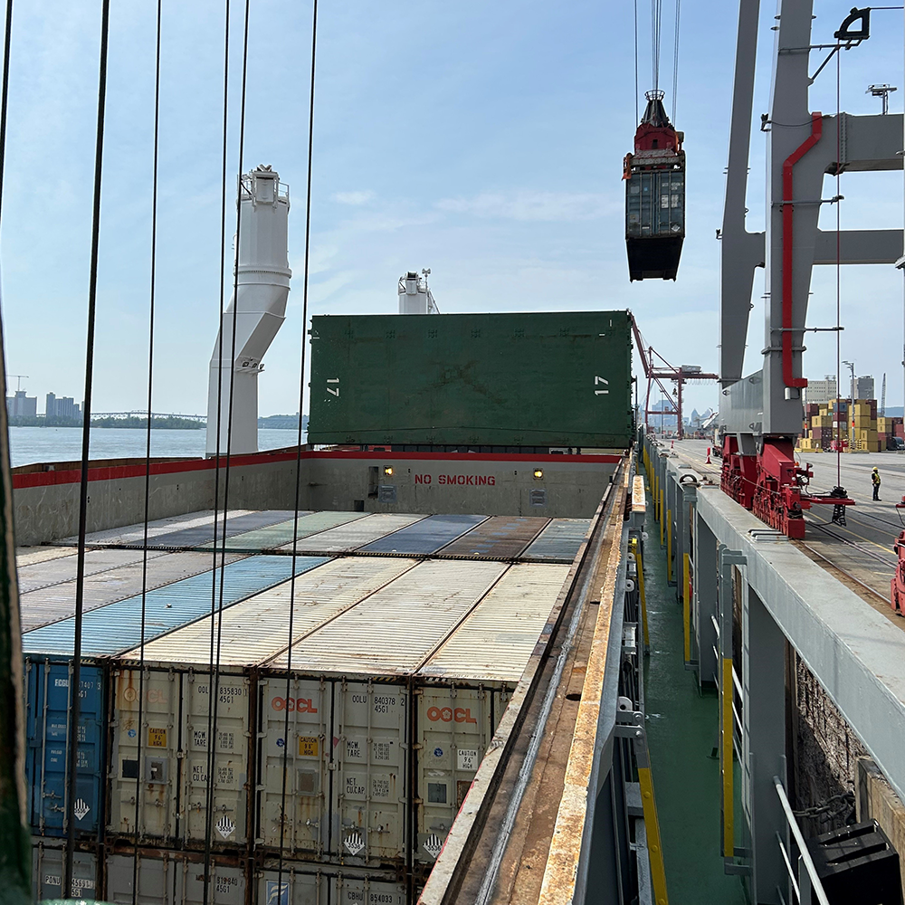 Le navire Azoresborg en cours de déchargement au Port de Montréal