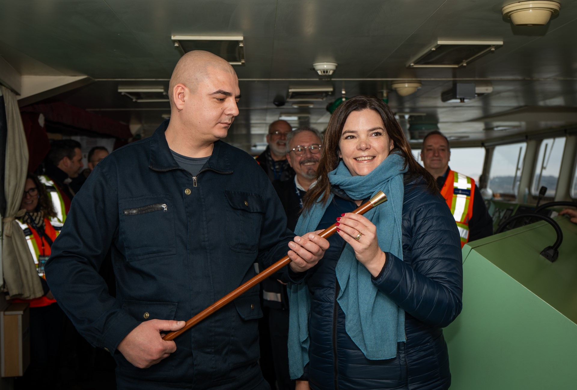 Le capitaine Eduard Voshchuk reçoit la Canne à pommeau d'or