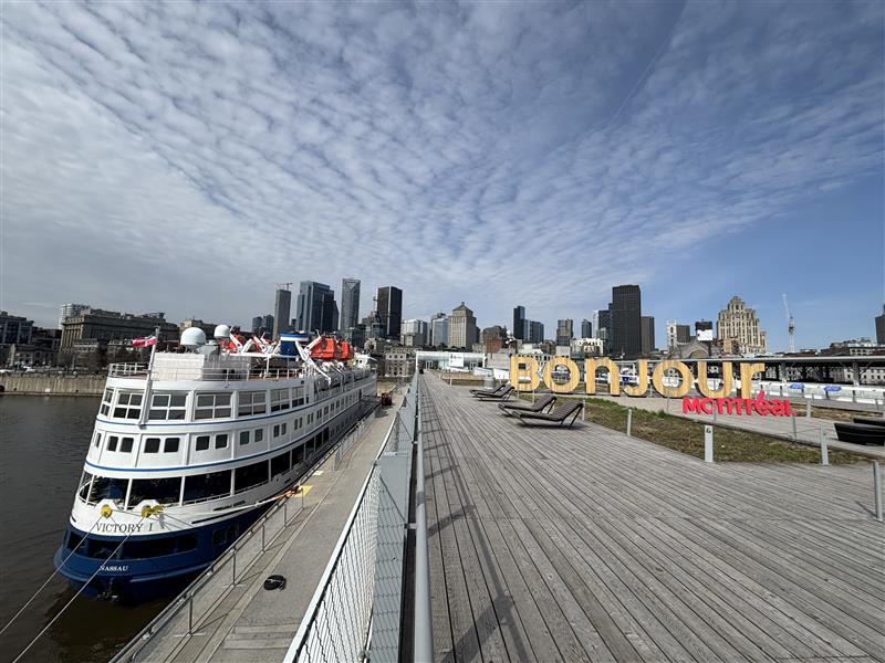 Le Victory I à quai au Grand Quai du Port de Montréal
