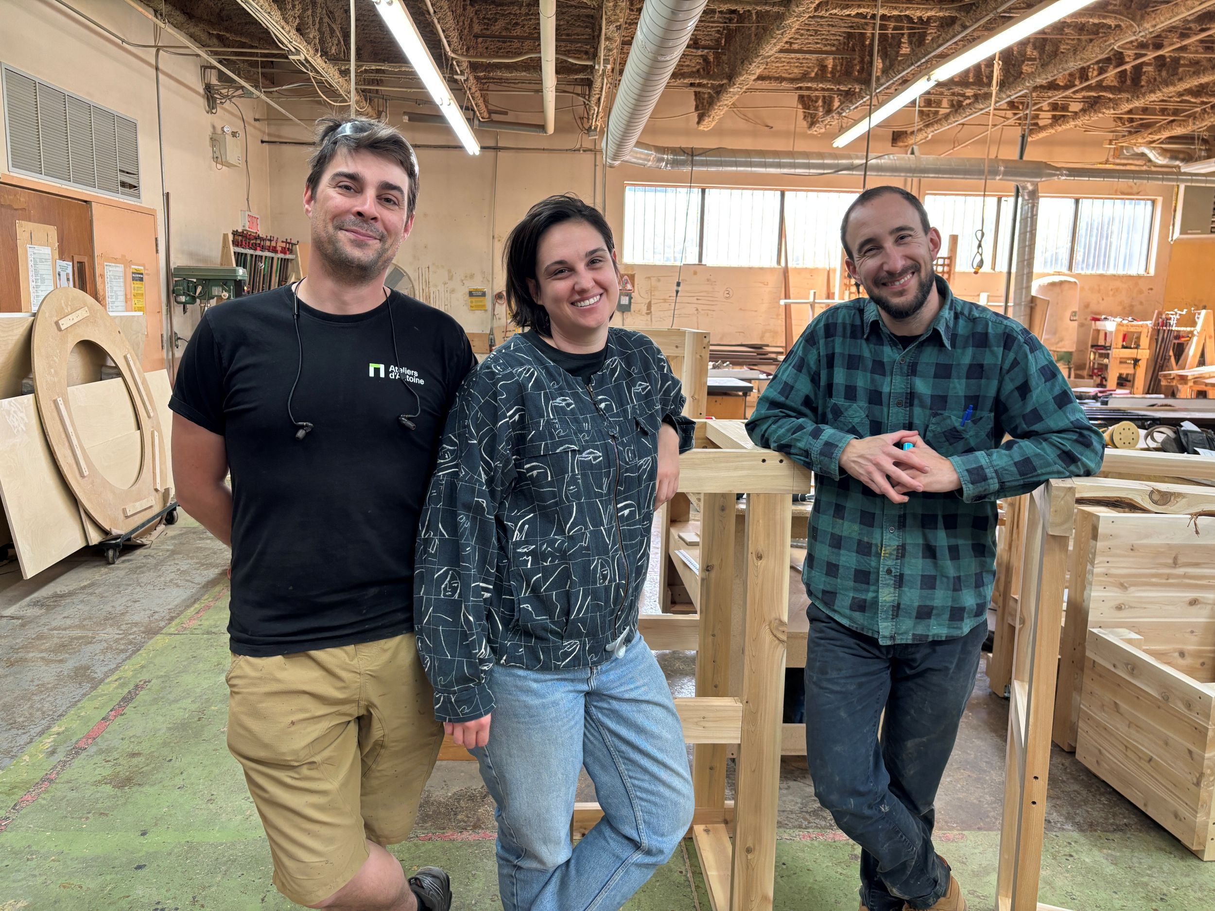 Amélie Charbonneau et deux formateurs aux Ateliers d'Antoine