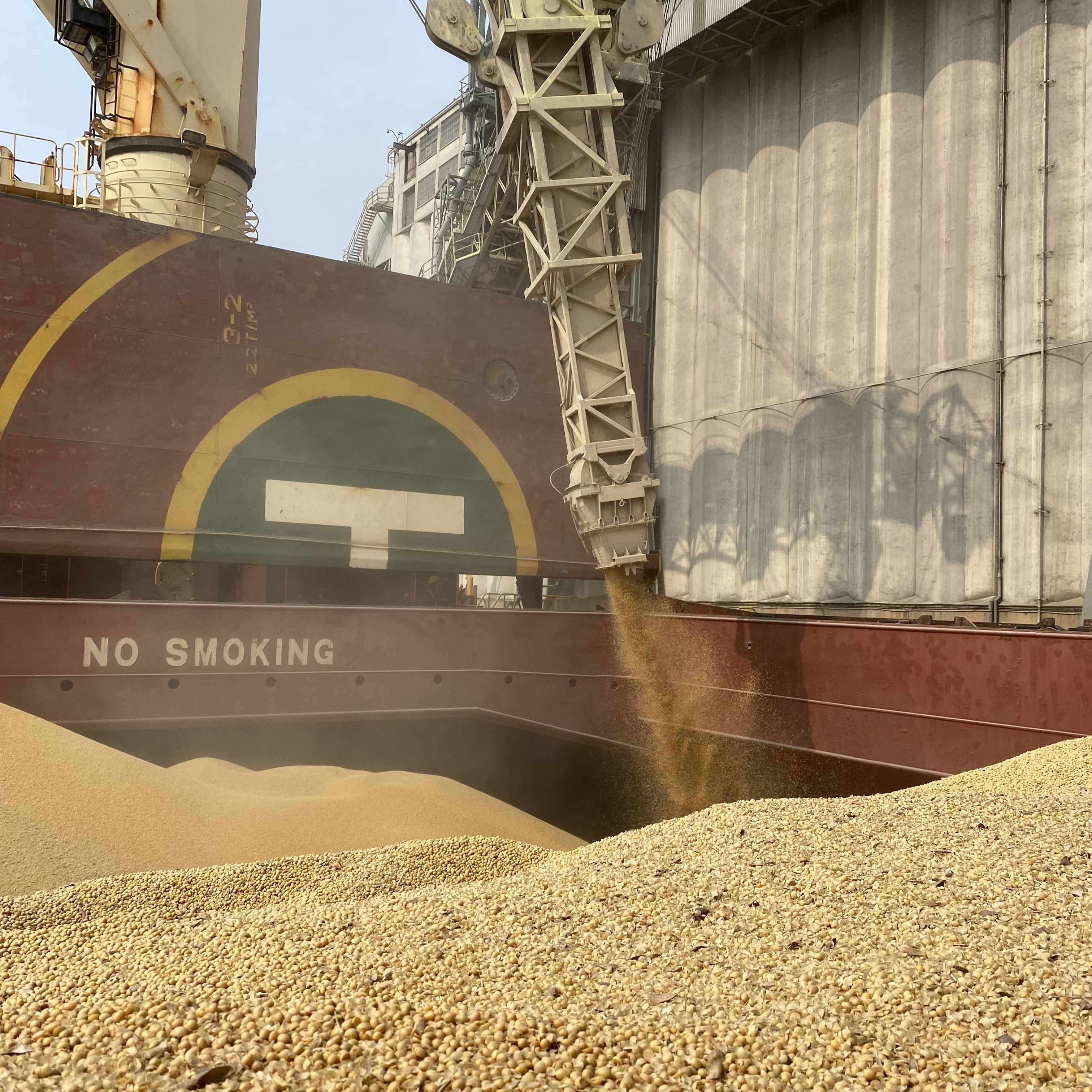 Opération de manutention de grain au Port de Montréal