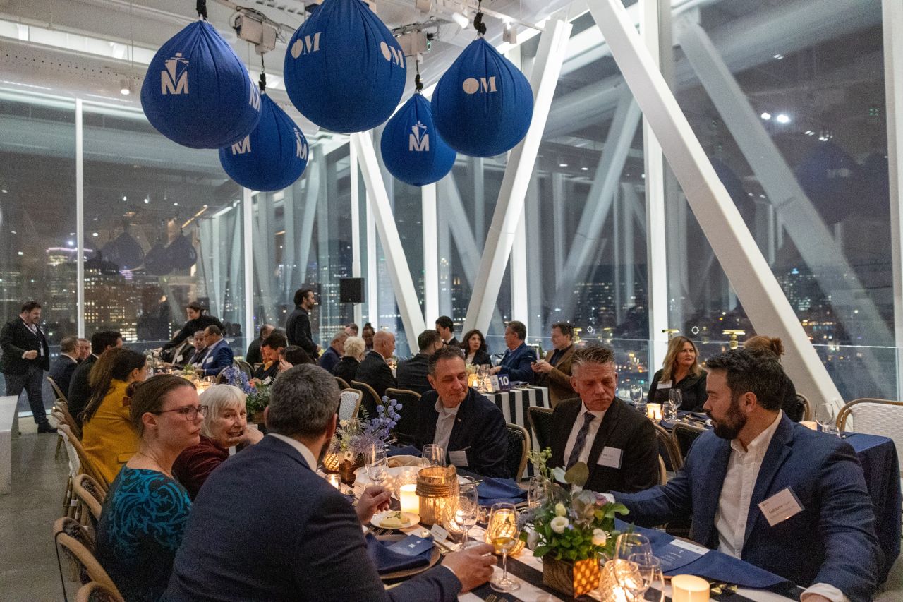 Tablée d'invités à la soirée Tapis bleu de l'APM 2025