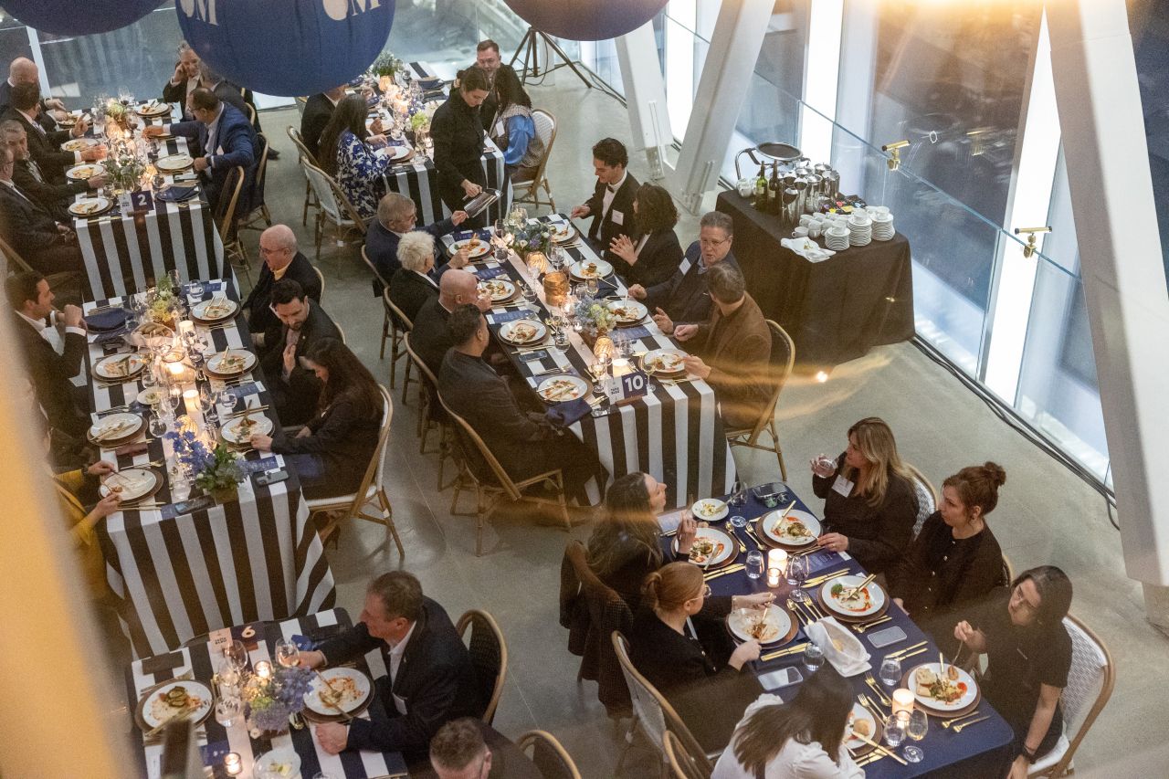 Tablée d'invités à la soirée tapis bleu de l'APM 2024