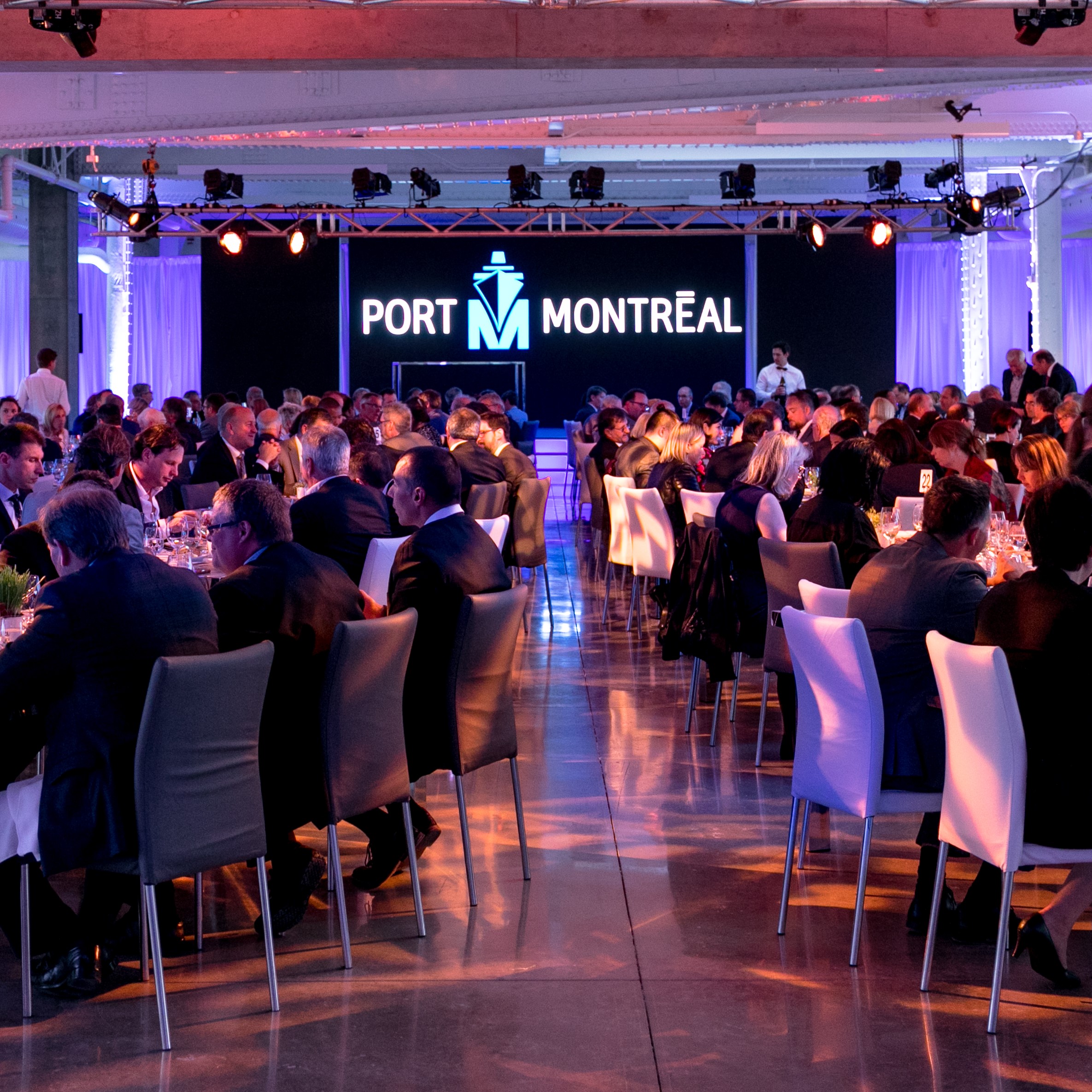 banquet festif et logo du Port de Montréal