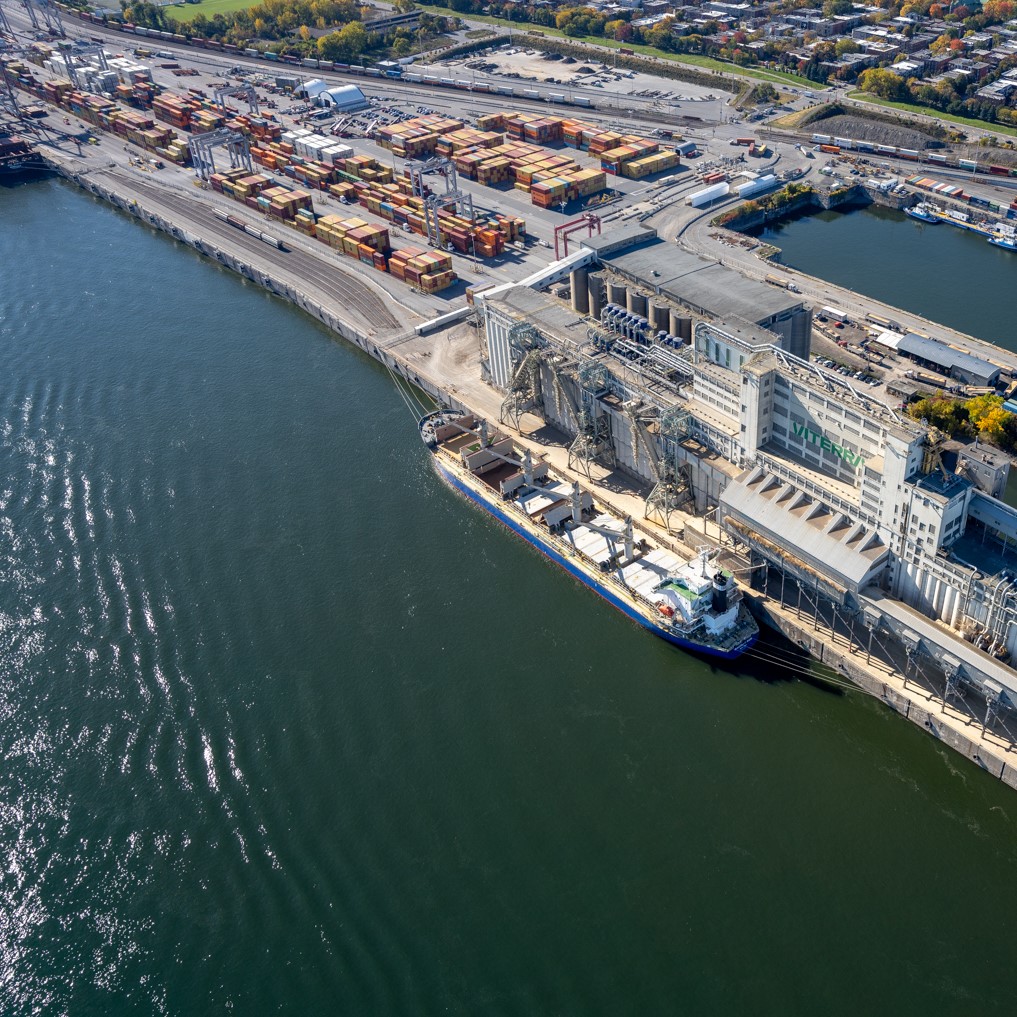 Navire devant le terminal de grain Viterra
