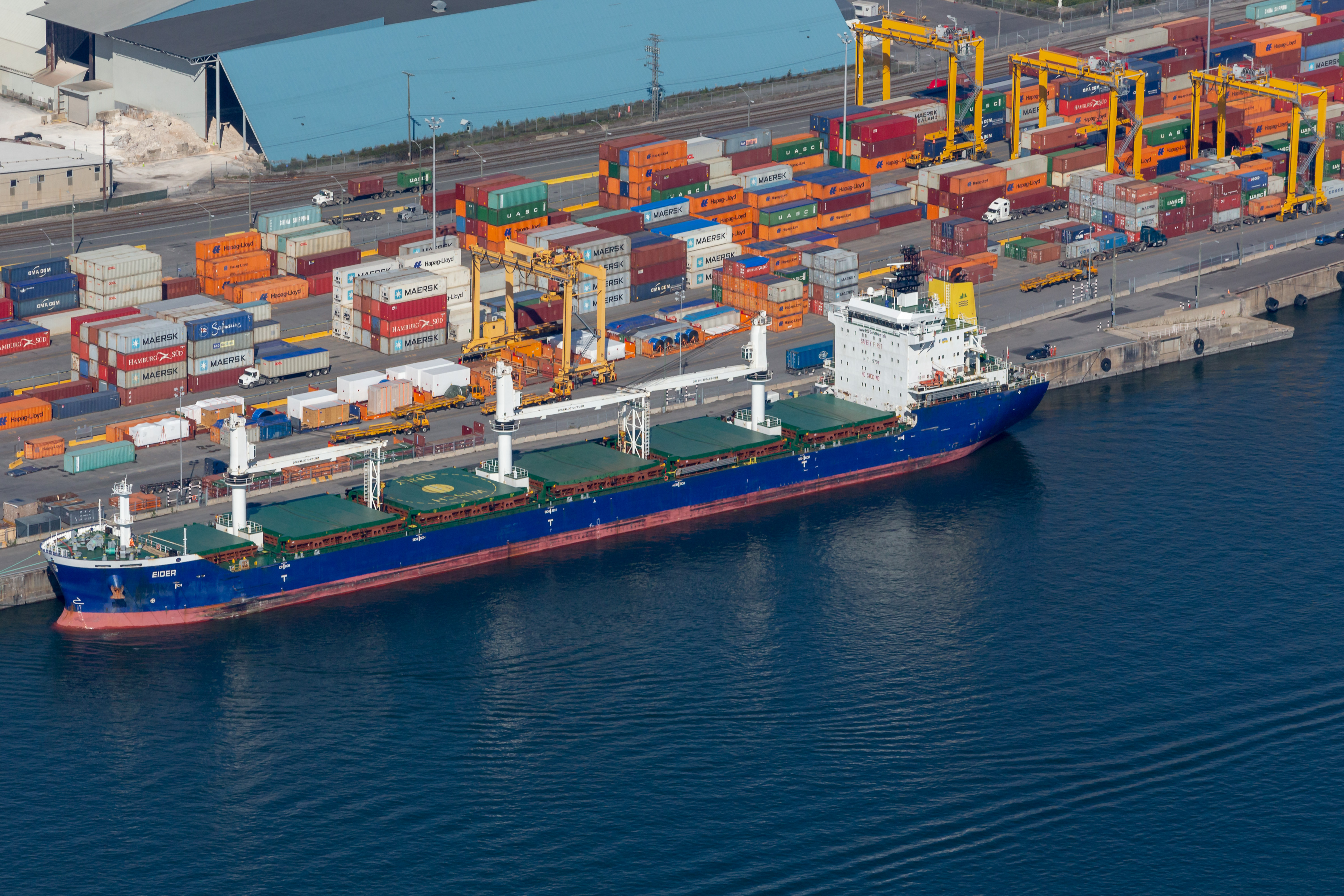 Vraquier accosté au Port de Montréal