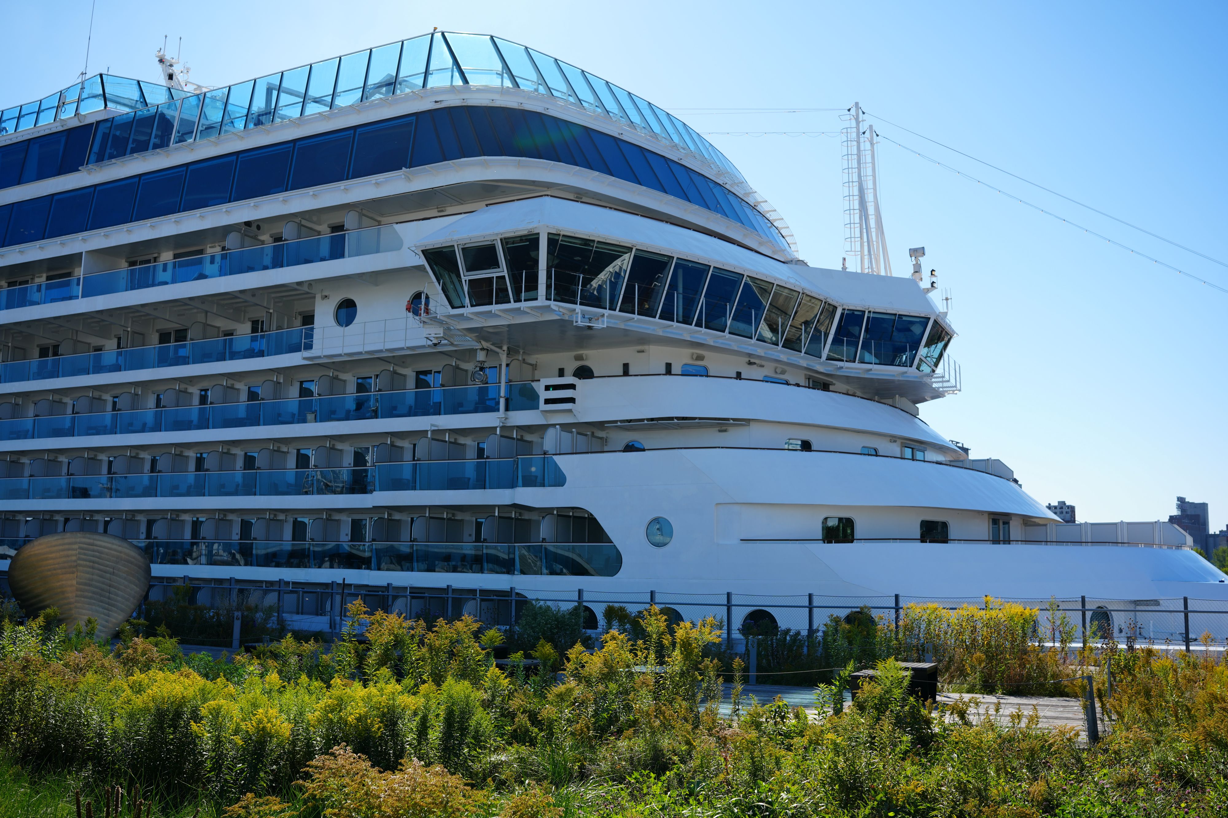 Navire de croisière vu du toit vert du Grand Quai
