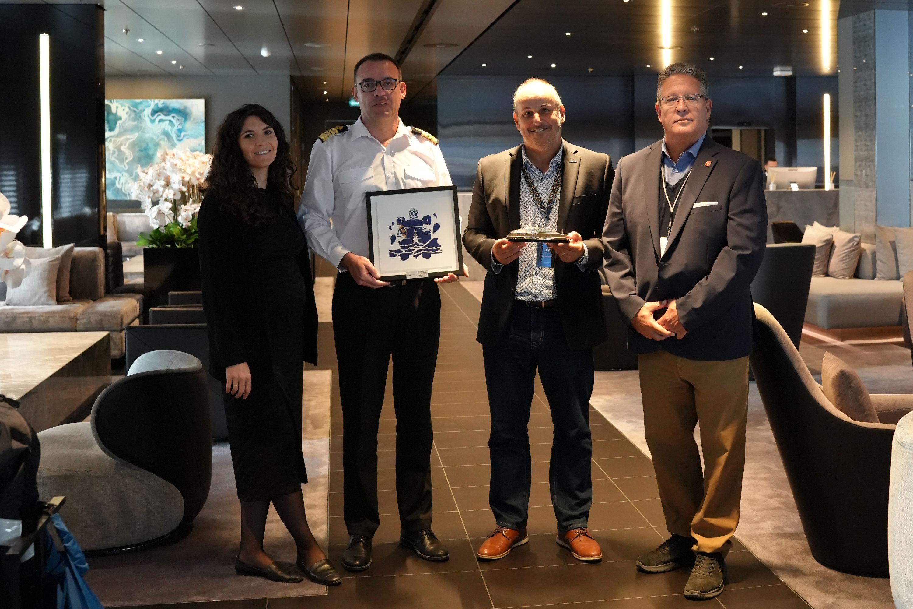 Échange de plaques à bord du Scenic Eclipse