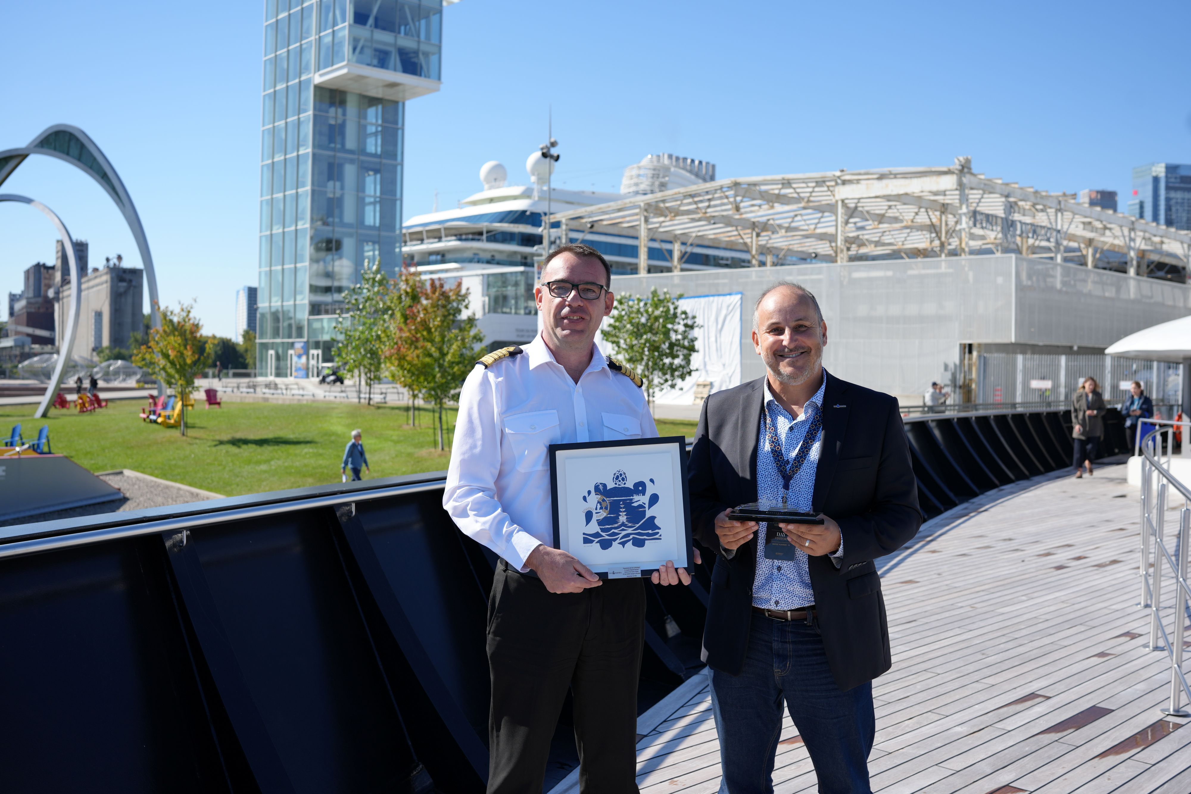 Le capitaine du Scenic Eclipse et Philippe Bertout, directeur du Grand Quai et des croisières