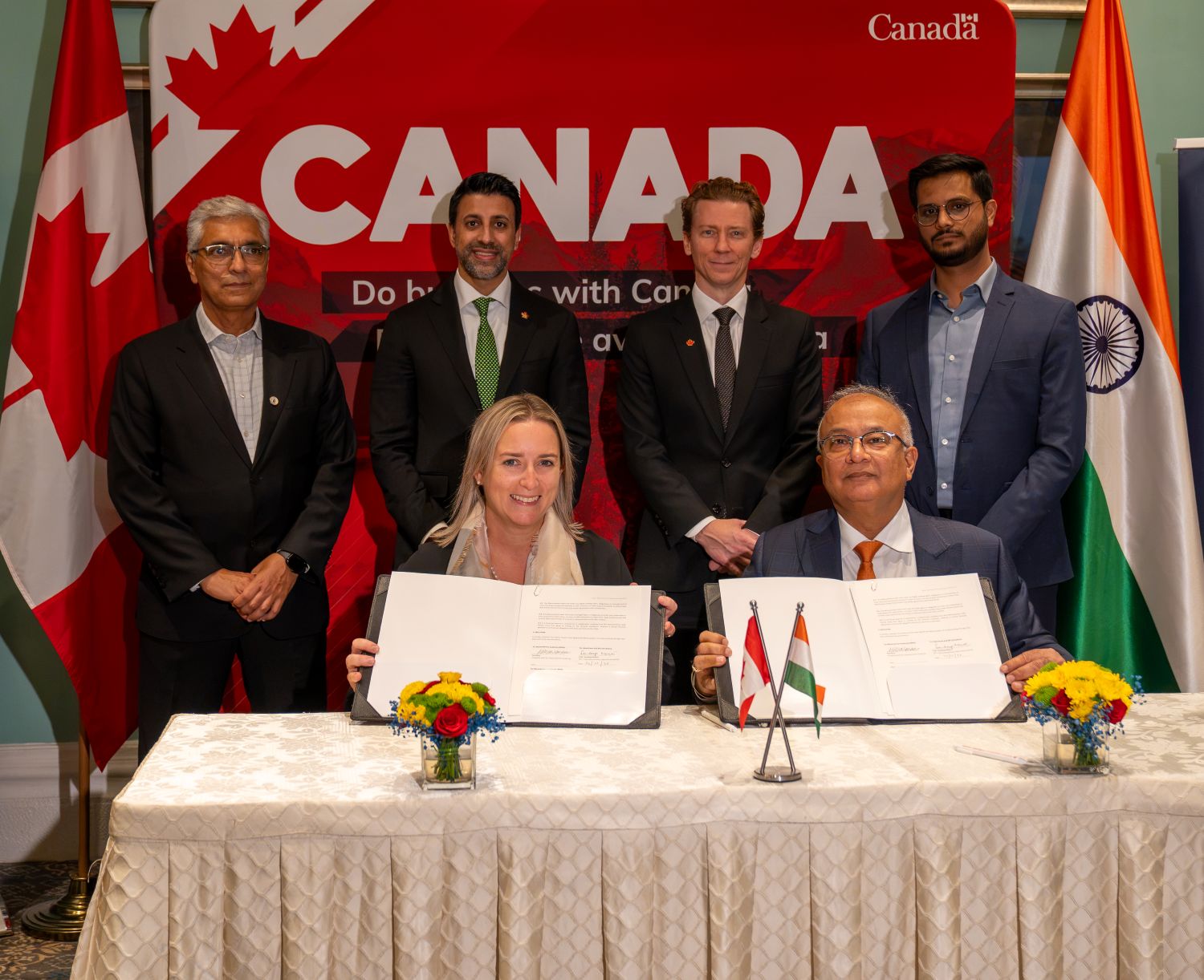 Marie-Claude Galarneau et Sandeep Mehta lors de la signature de l'entente entre le Port de Montréal et le Groupe Adani