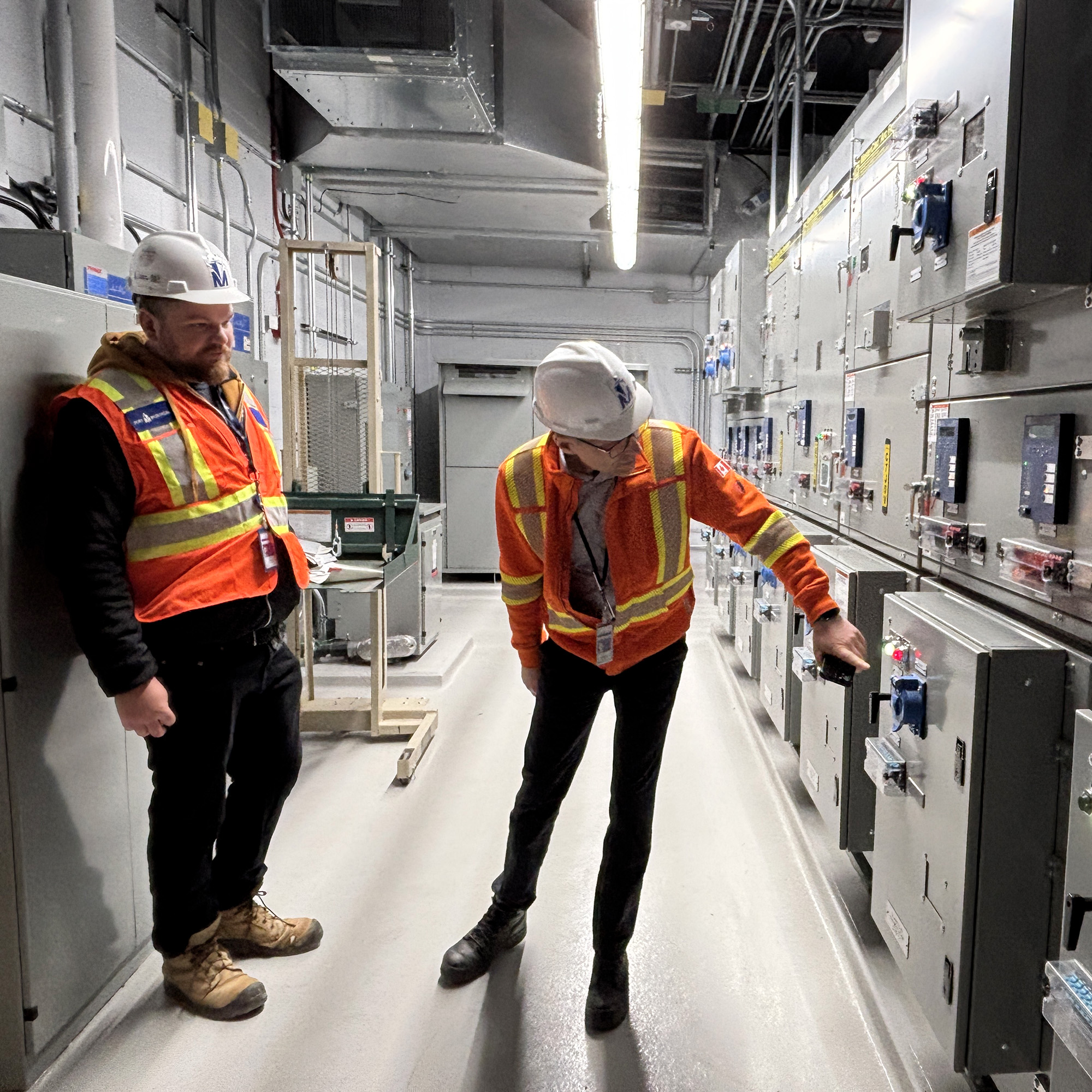Martin Gilbert et Peter Manolov dans la sous-station du Port
