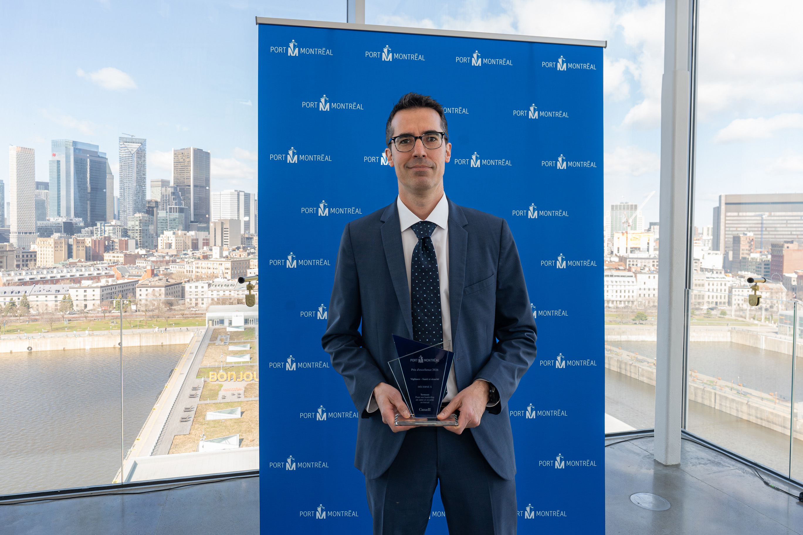 Julien Dubreuil reçoit le prix d'excellence Vigilance du Port de Montréal