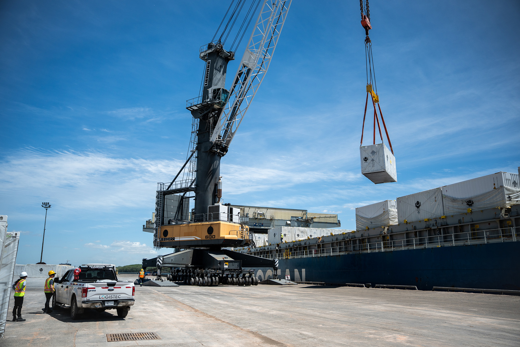 Livraison de batteries par Logistec au Port de Montréal