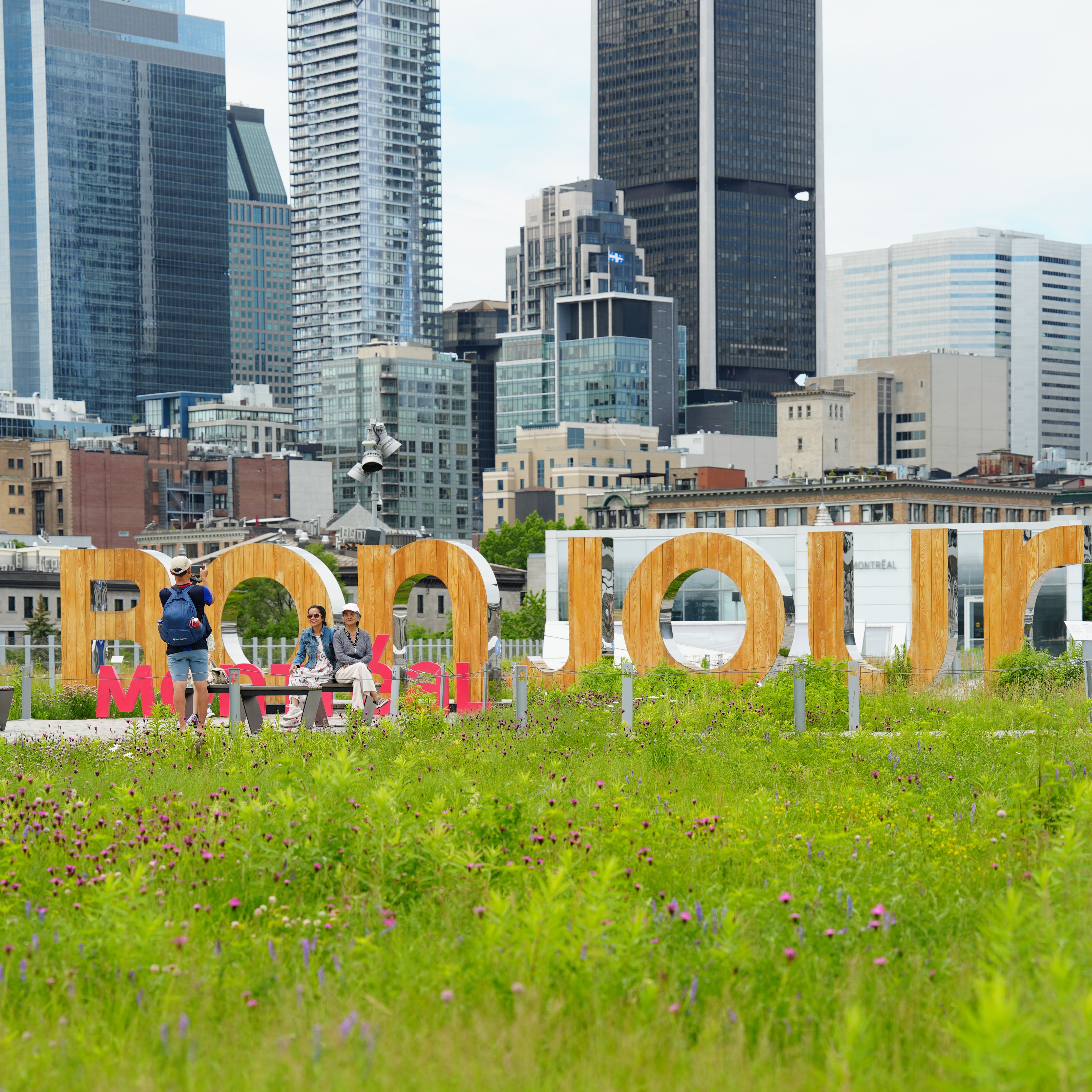 Lettres Bonjour Montréal sur le toit vert du Grand Quai