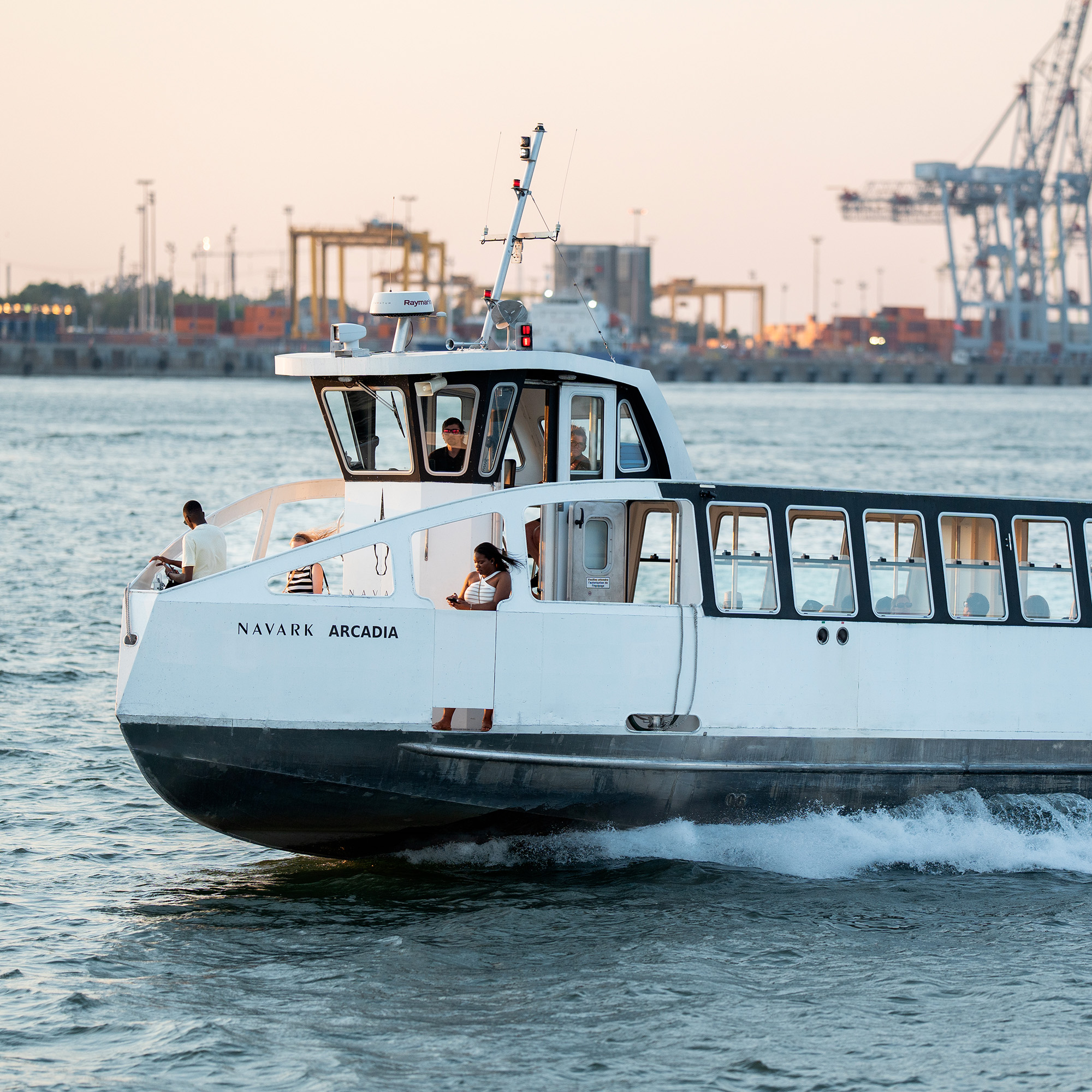 Navette fluviale Navark passant devant les installation du port du Montréal