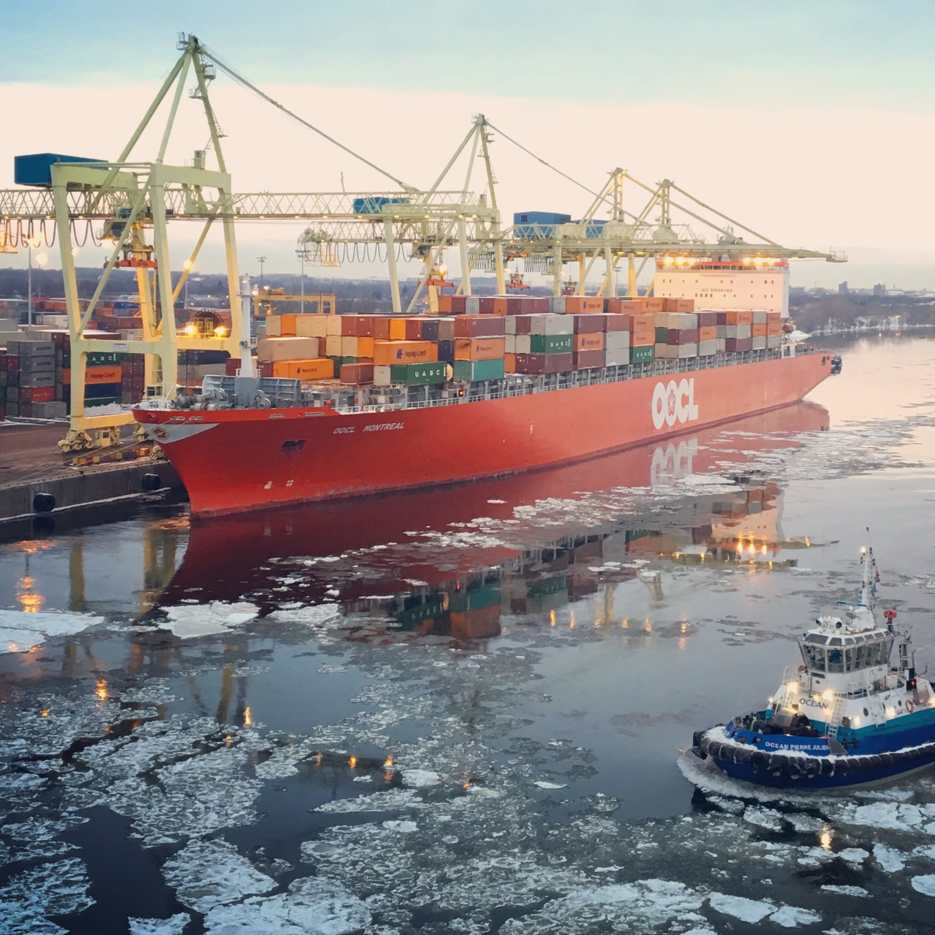 navire OOCL au Port de Montréal