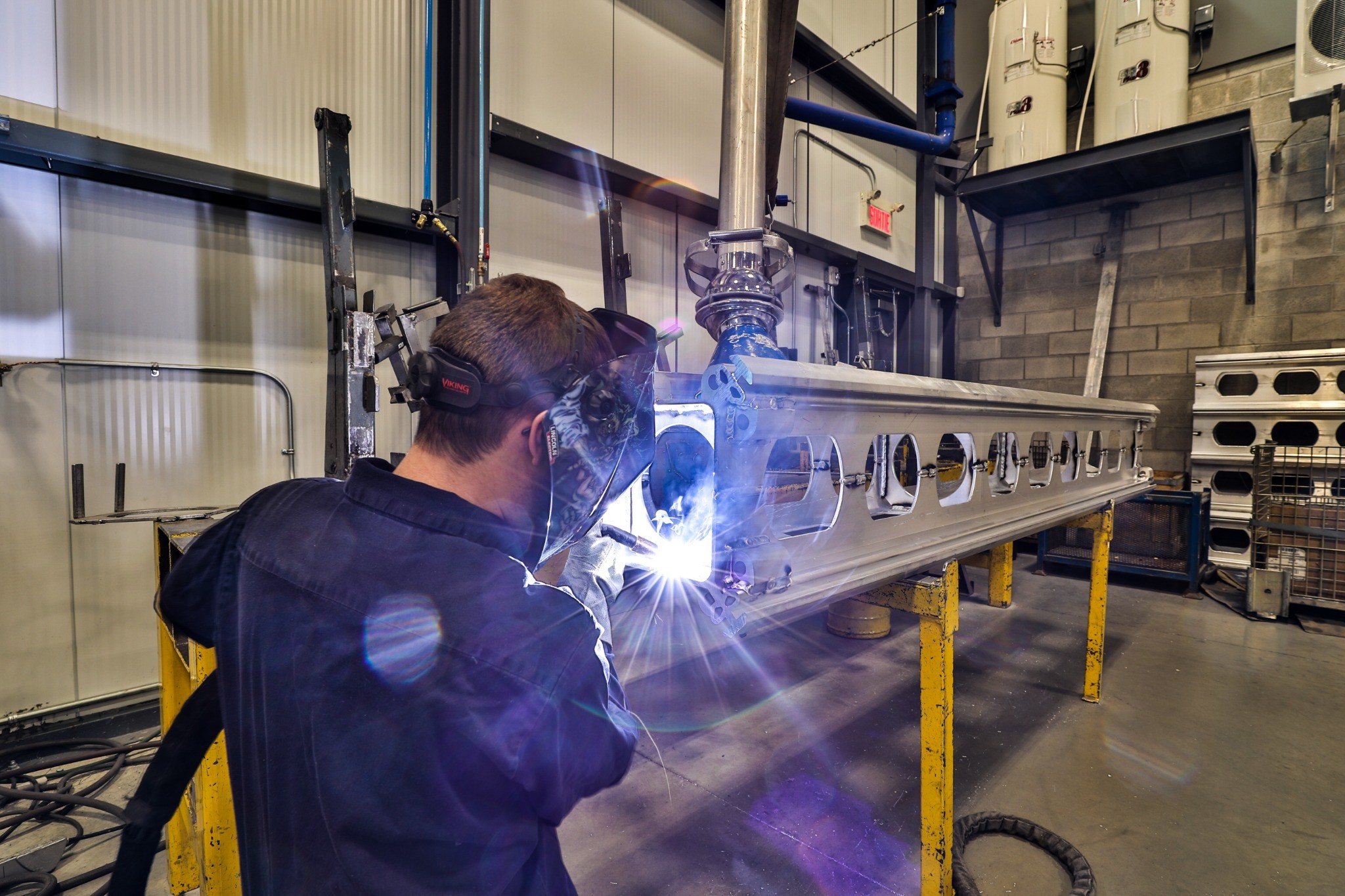 Soudeur qui travaille sur une pièce d'aluminium