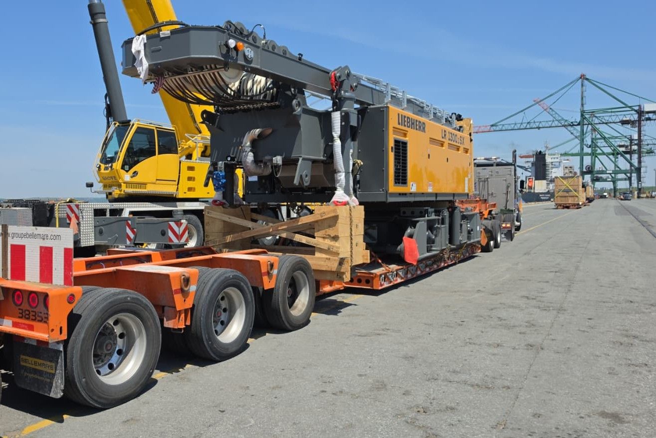 livraison d'une grue pour les travaux du terminal Contrecoeur
