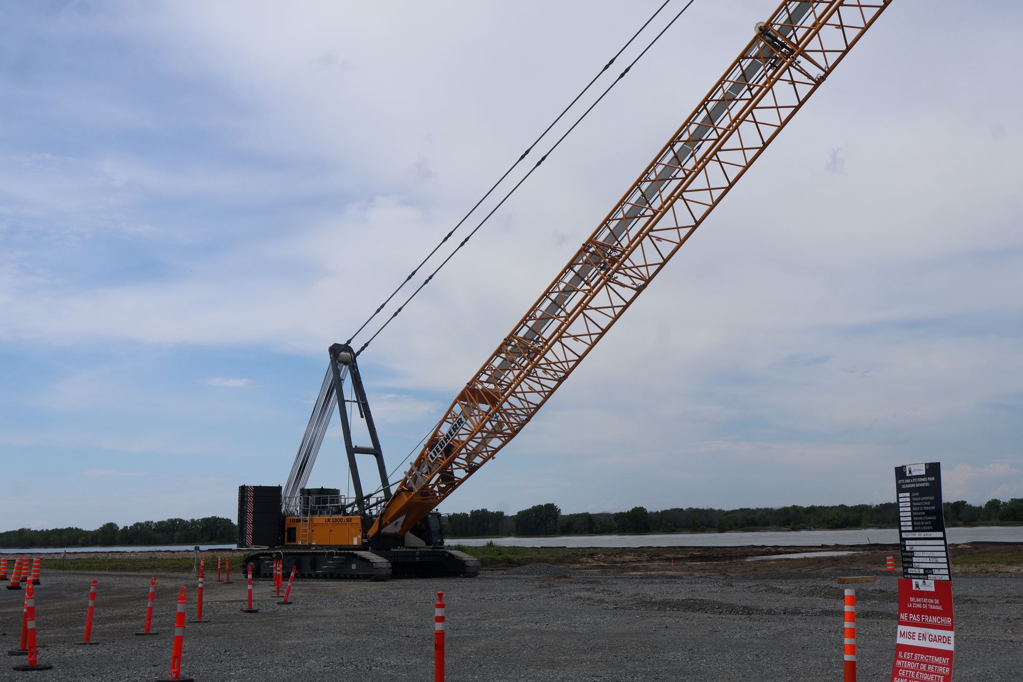 grue de travail sur le site de projet du terminal Contrecoeur