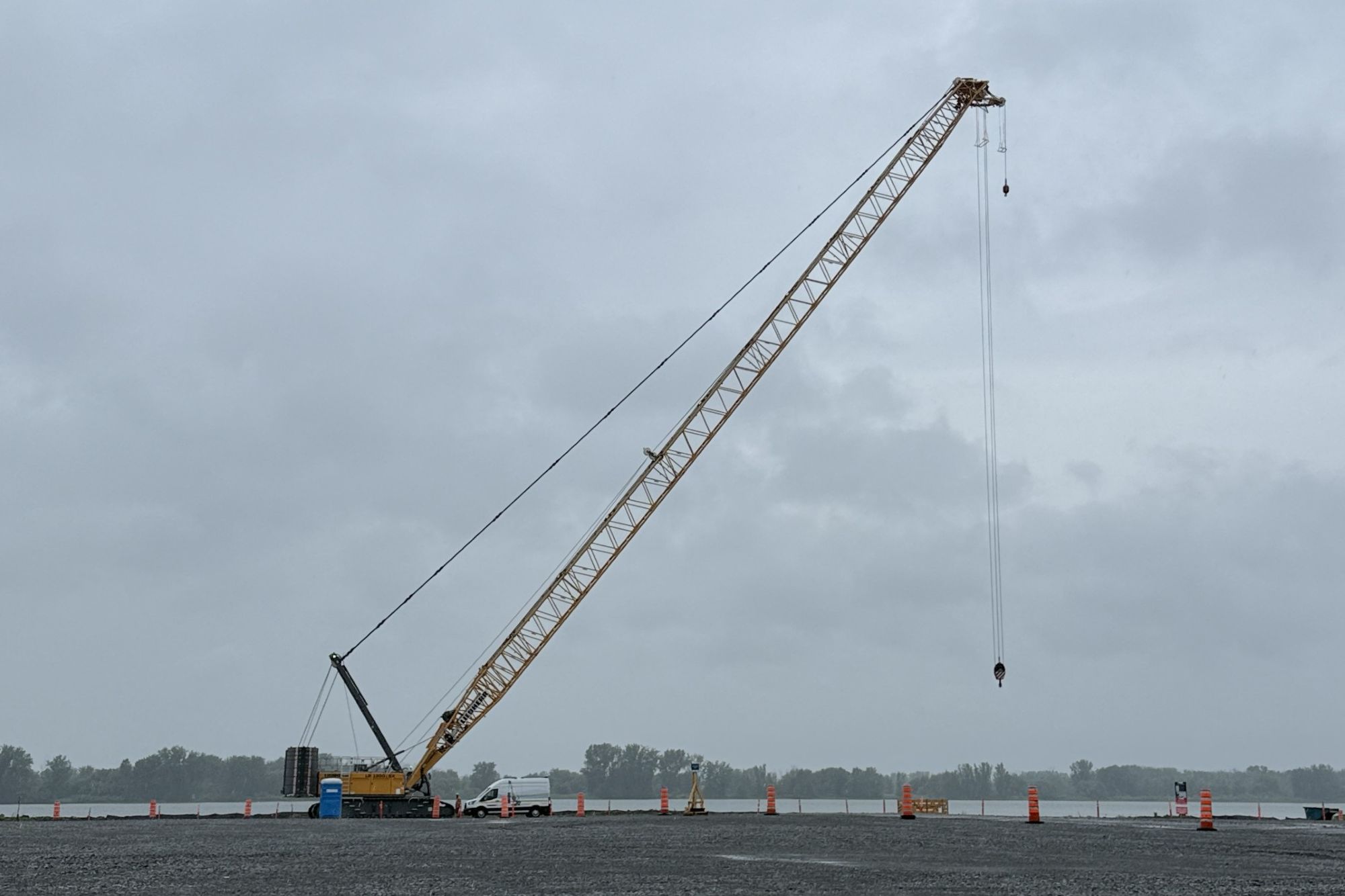 grue de travail assemblée au site du projet de terminal Contrecoeur