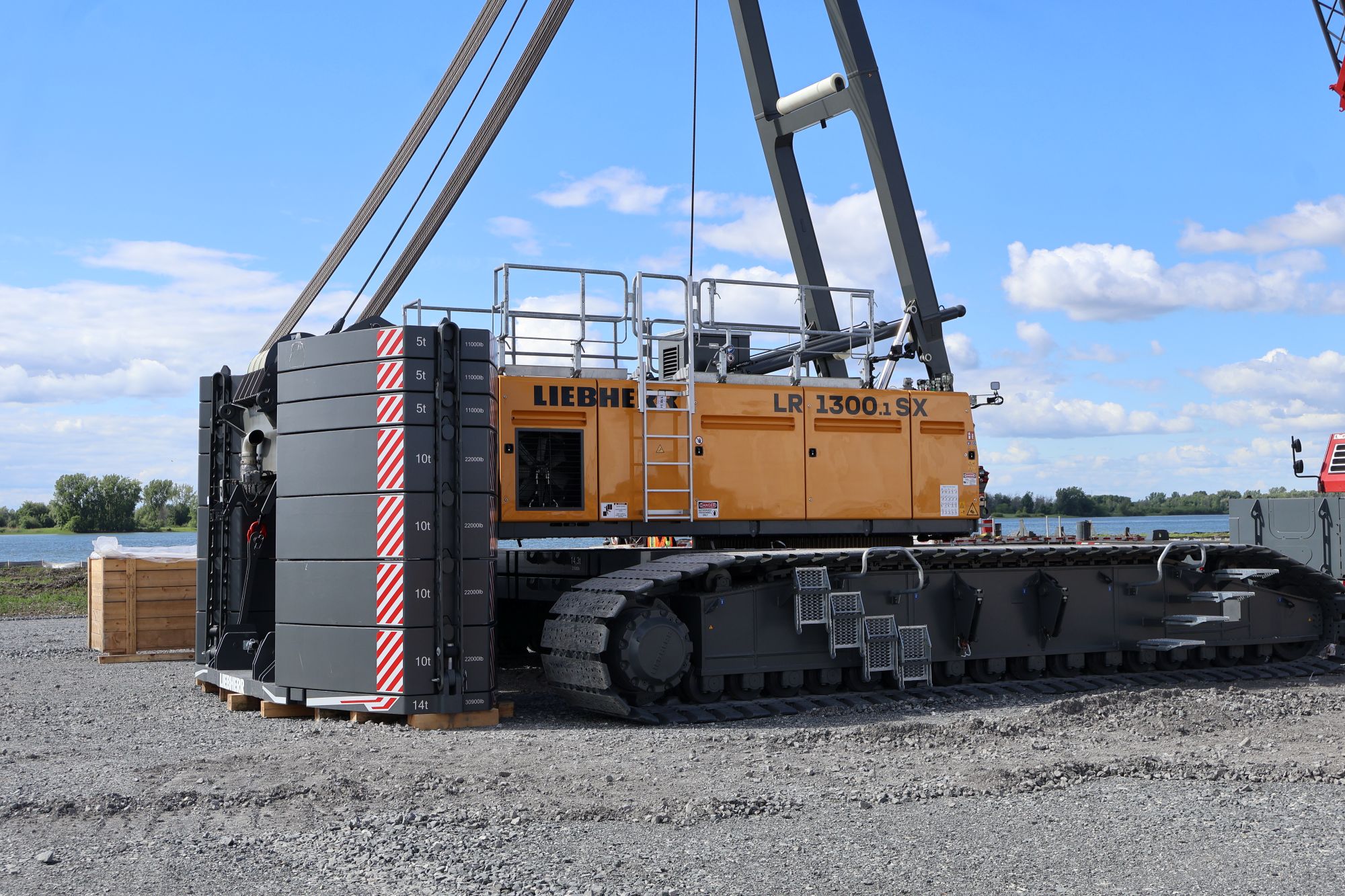 livraison d'une grue pour les travaux du terminal Contrecoeur