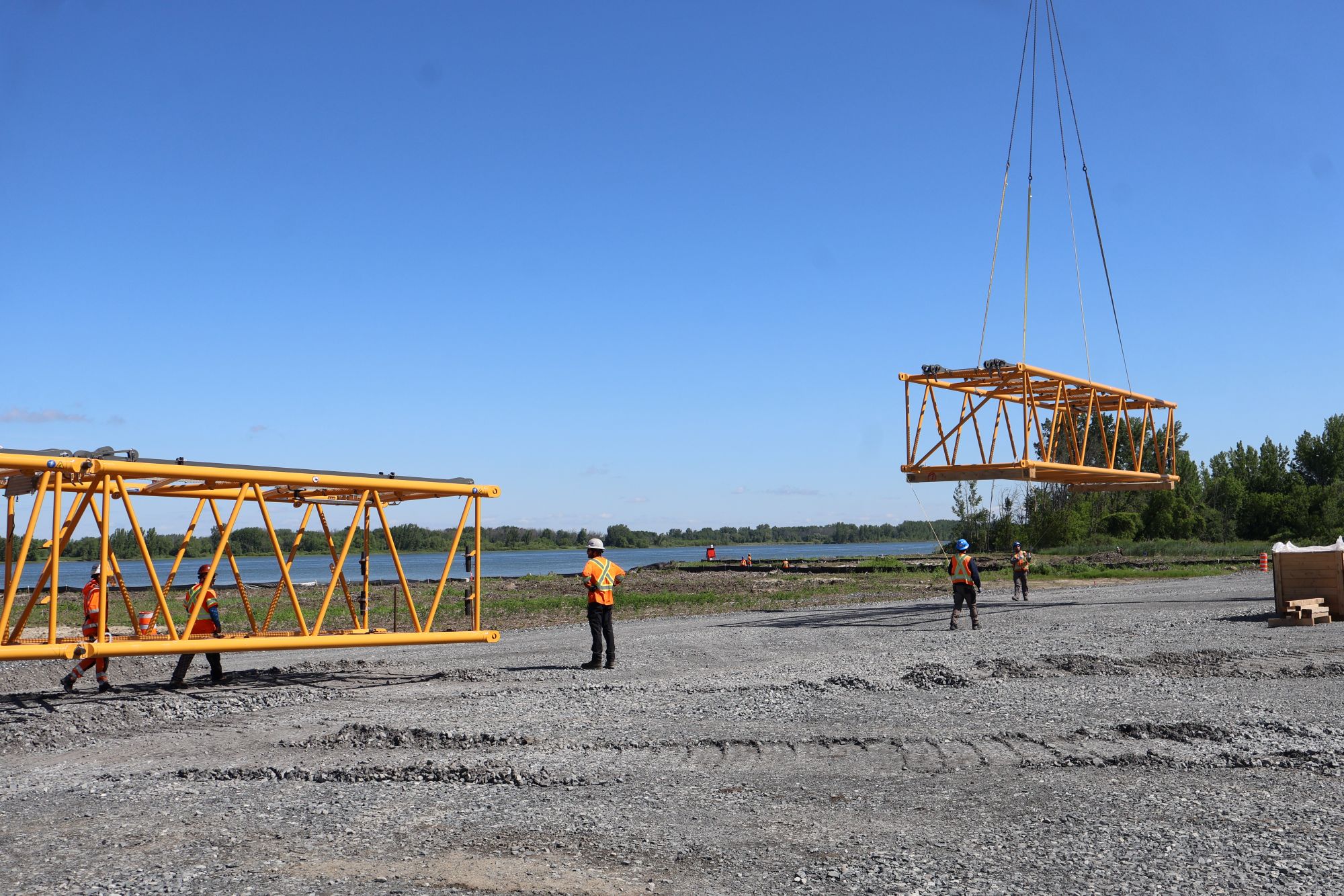 livraison d'une grue pour les travaux du terminal Contrecoeur