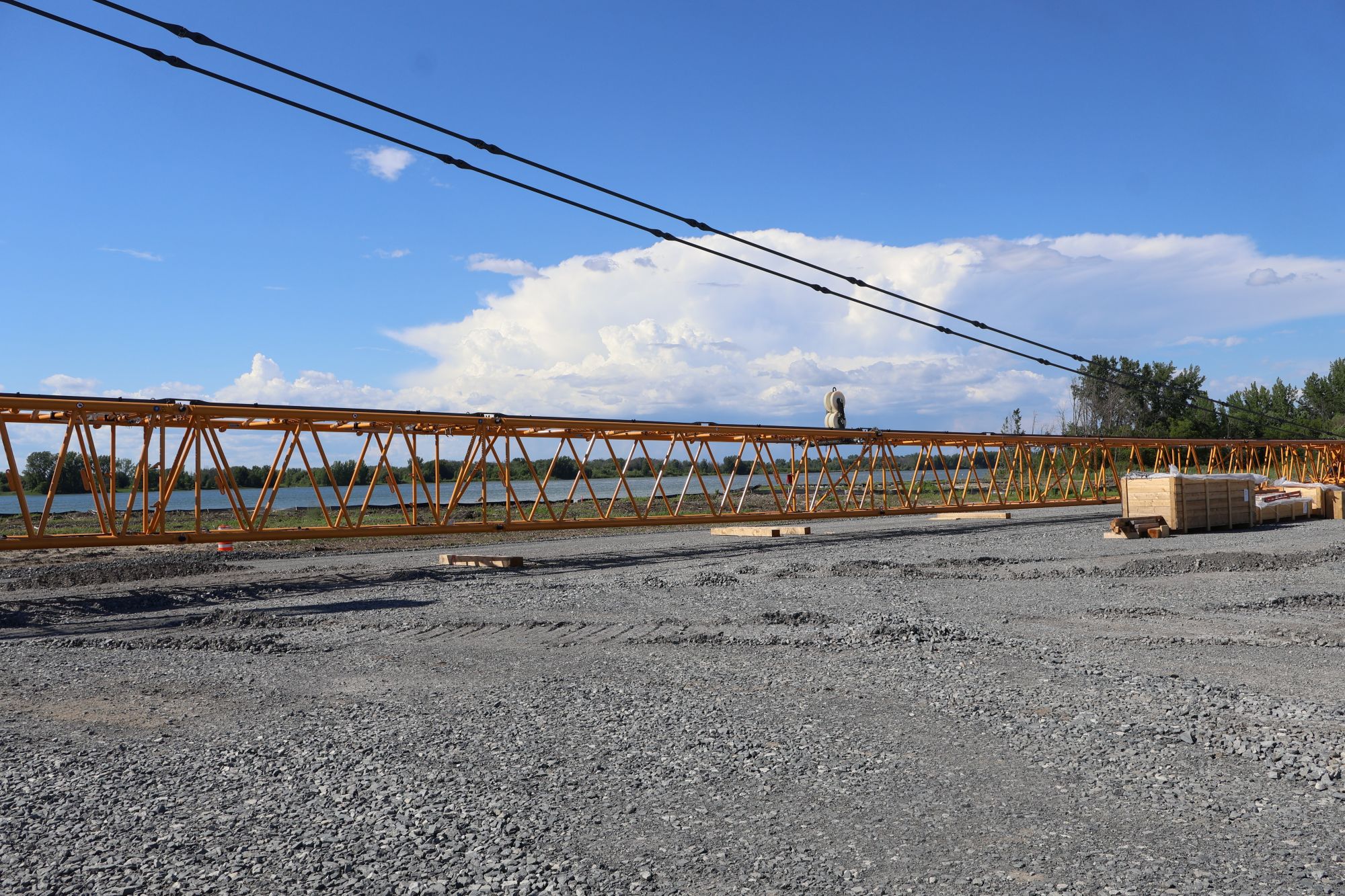livraison d'une grue pour les travaux du terminal Contrecoeur