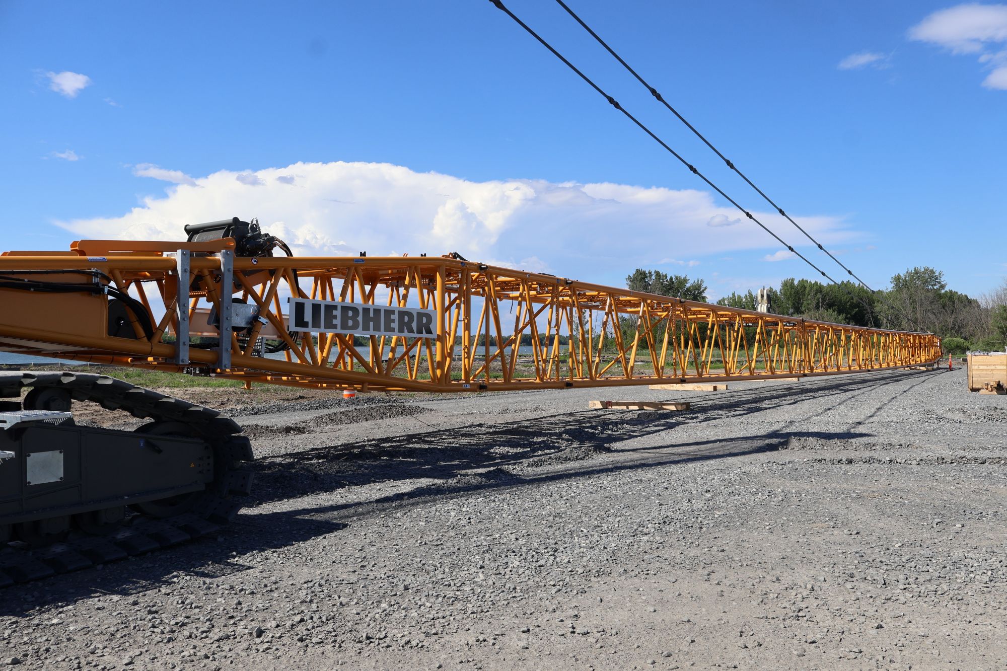 livraison d'une grue pour les travaux du terminal Contrecoeur