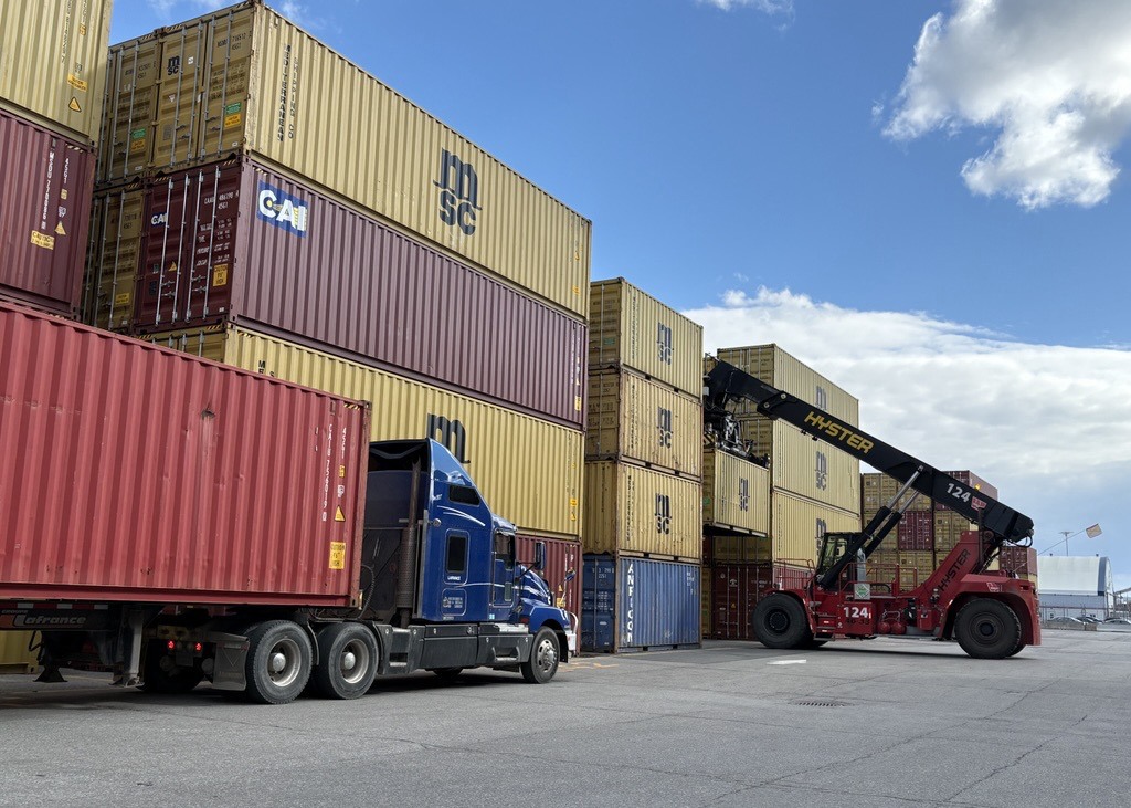 Camions devant des conteneurs