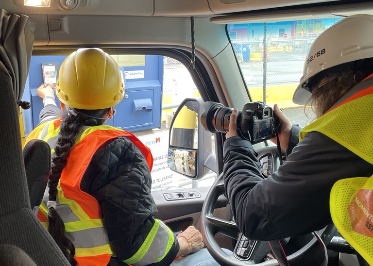 Camionneurs entrant sur le terminal