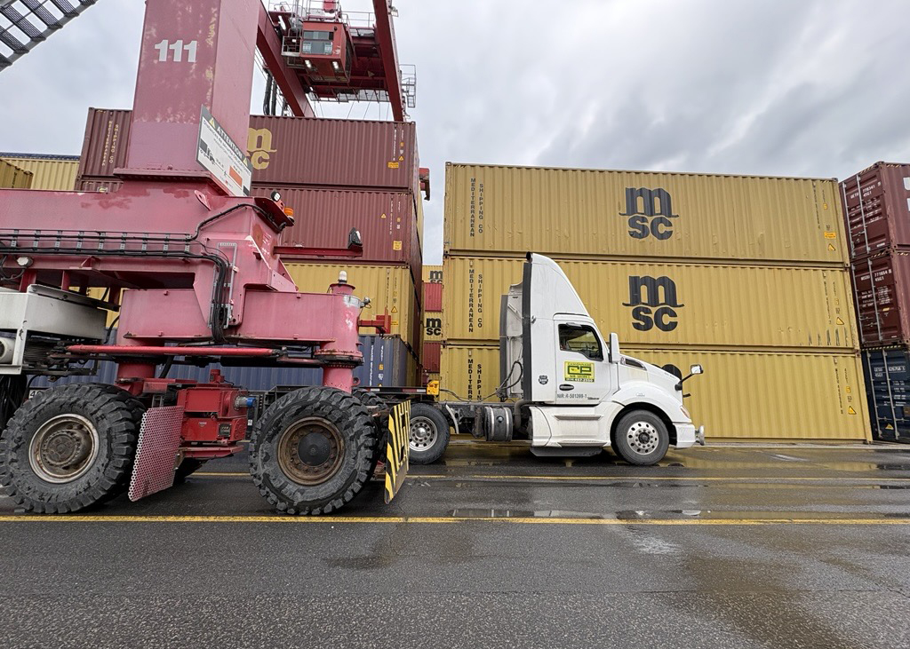 Camion devant conteneurs