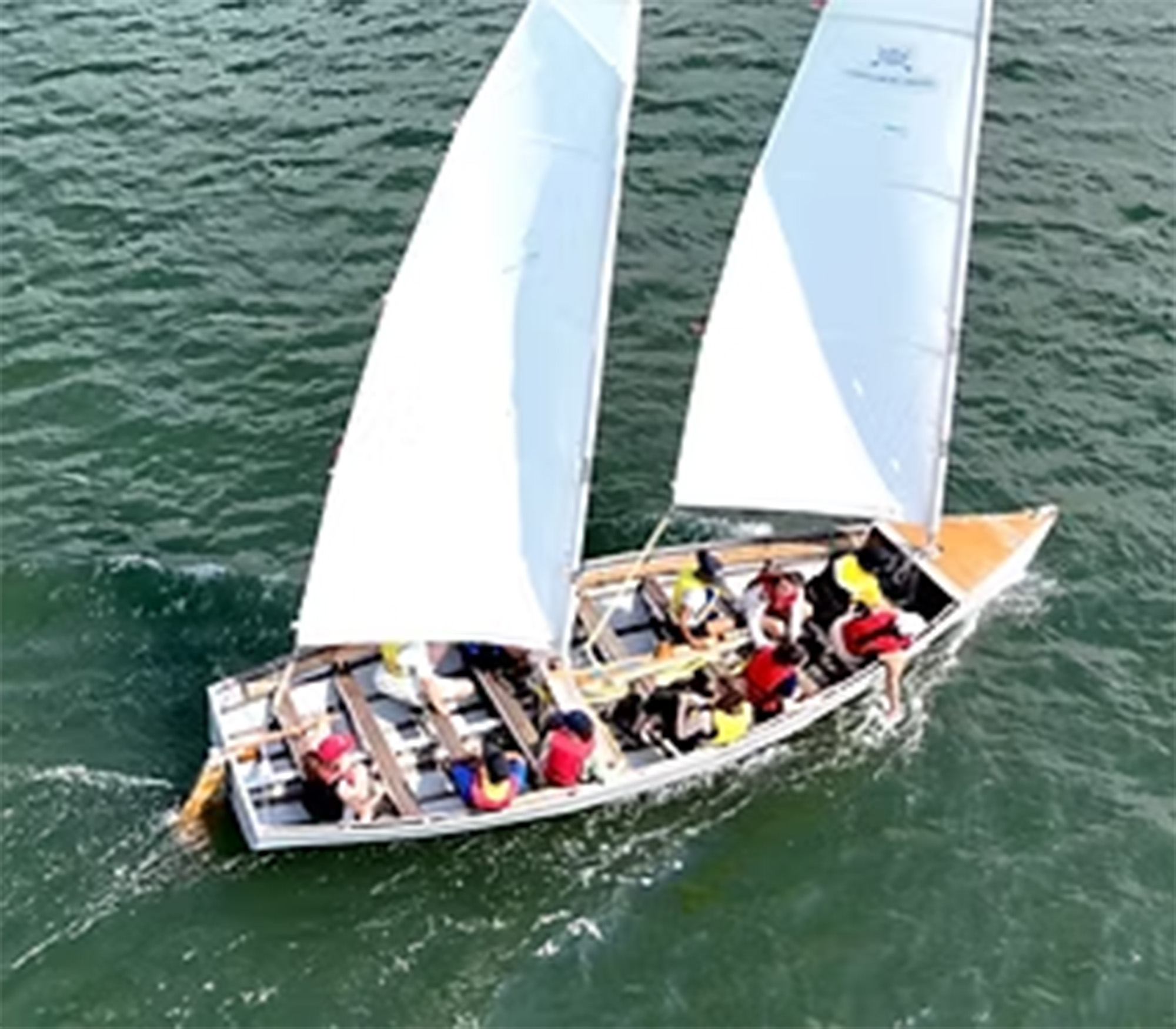 Voilier de jeunes marins urbains