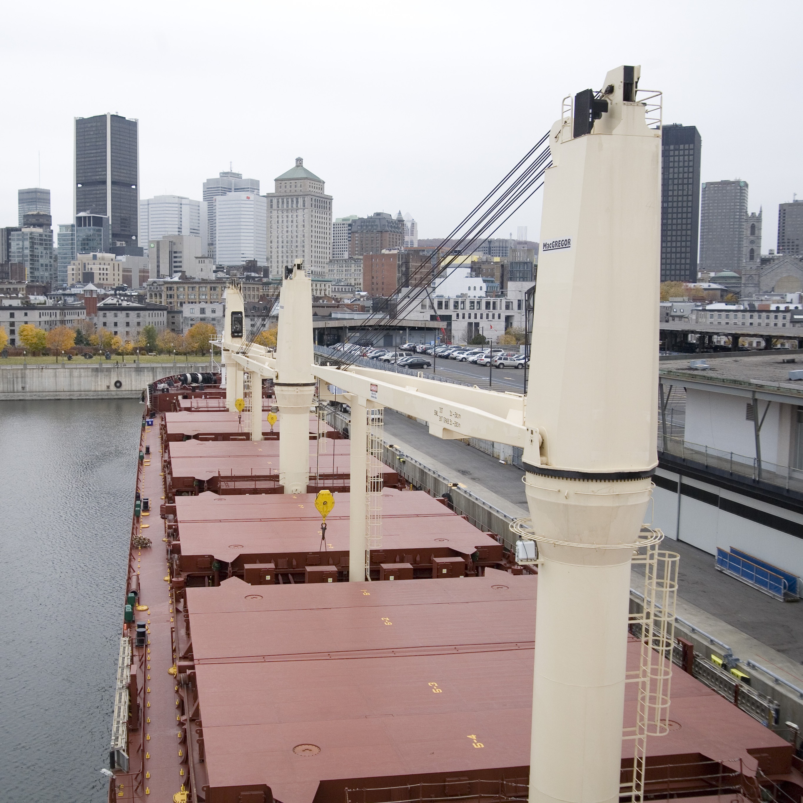 Navire de Canfornav à Montréal
