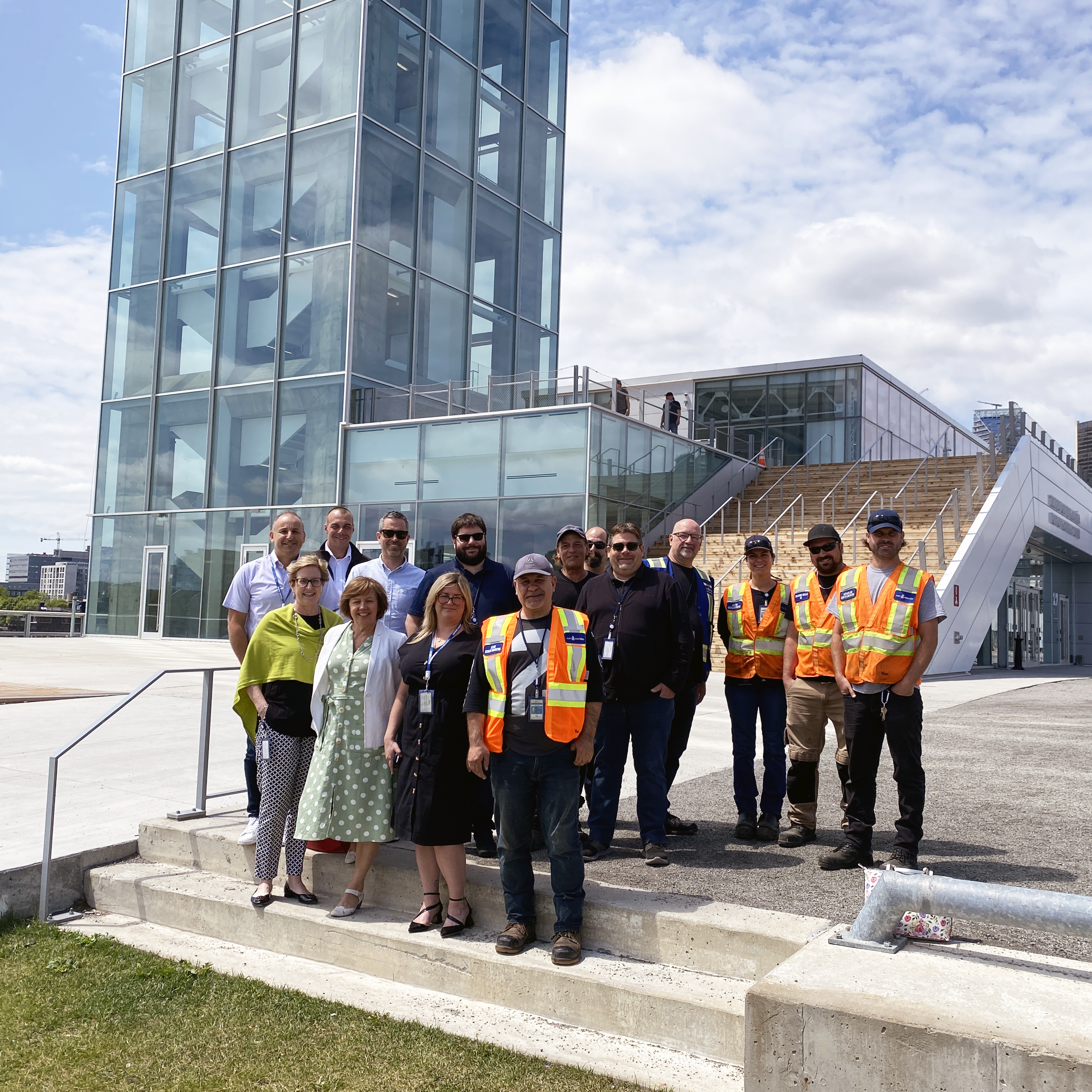 Employés du Port de Montréal devant la Tour