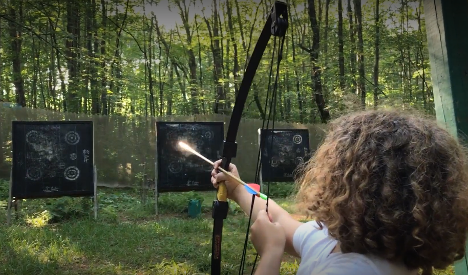 Enfants tirant à l'arc