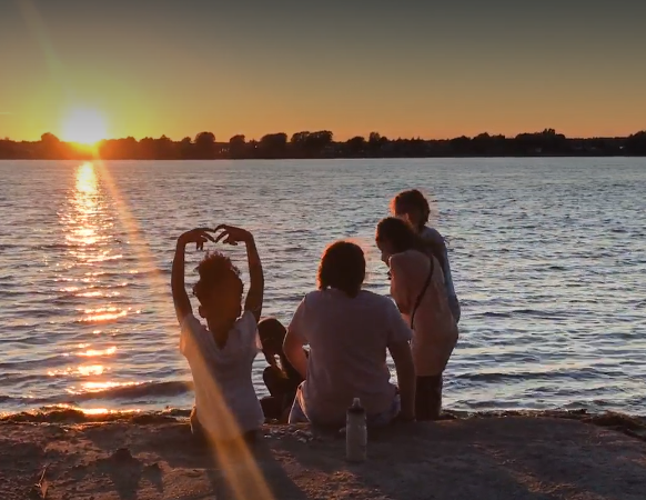 Coucher de soleil et enfants