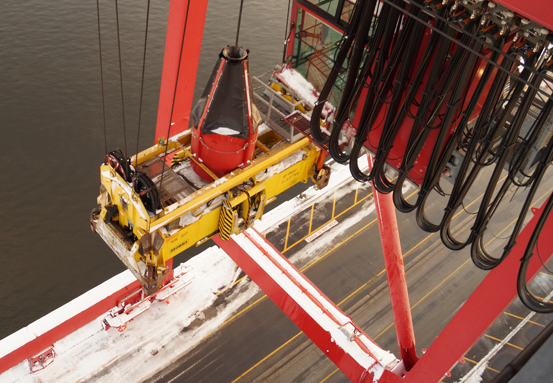 Grue servant à décharger les conteneurs