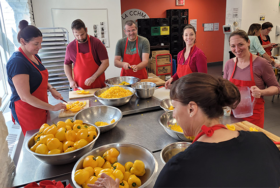 Personnes dans une cuisine collective