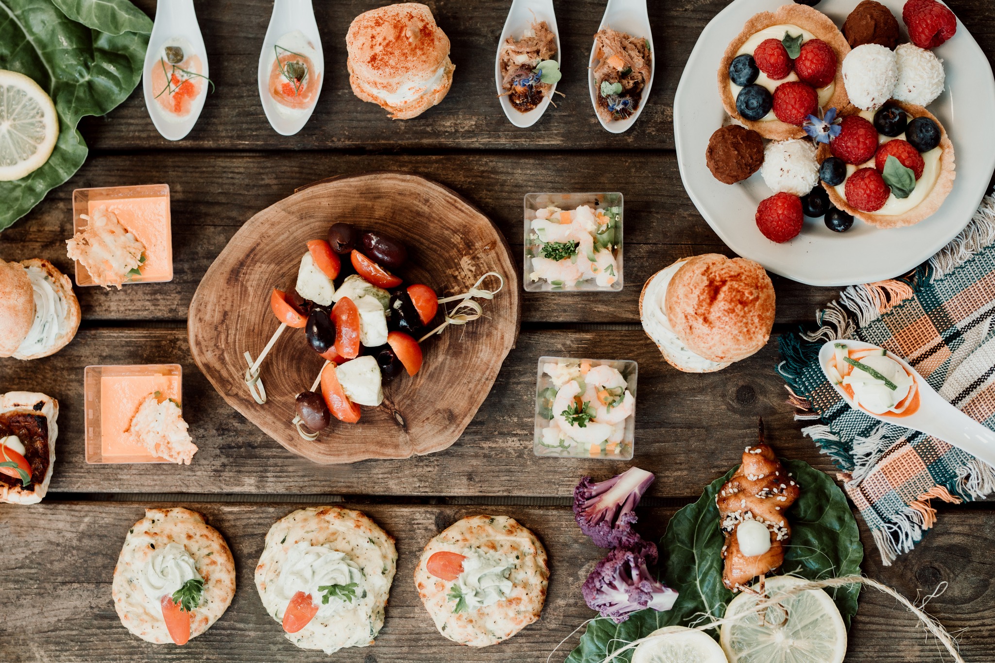 Plats variés sur une table